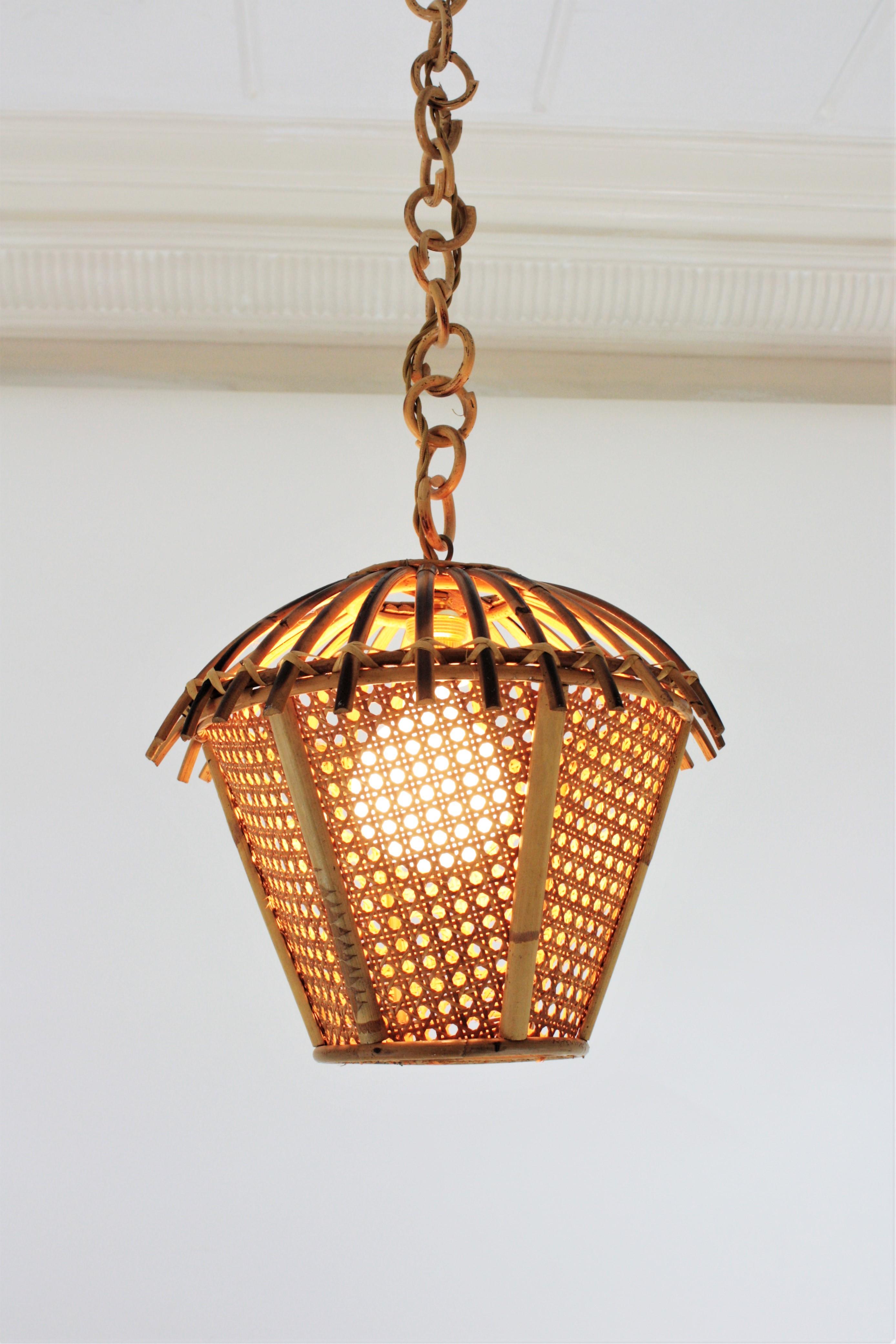 Italian Modernist Rattan and Wicker Wire Pagoda Pendant Hanging Light, 1960s For Sale 4