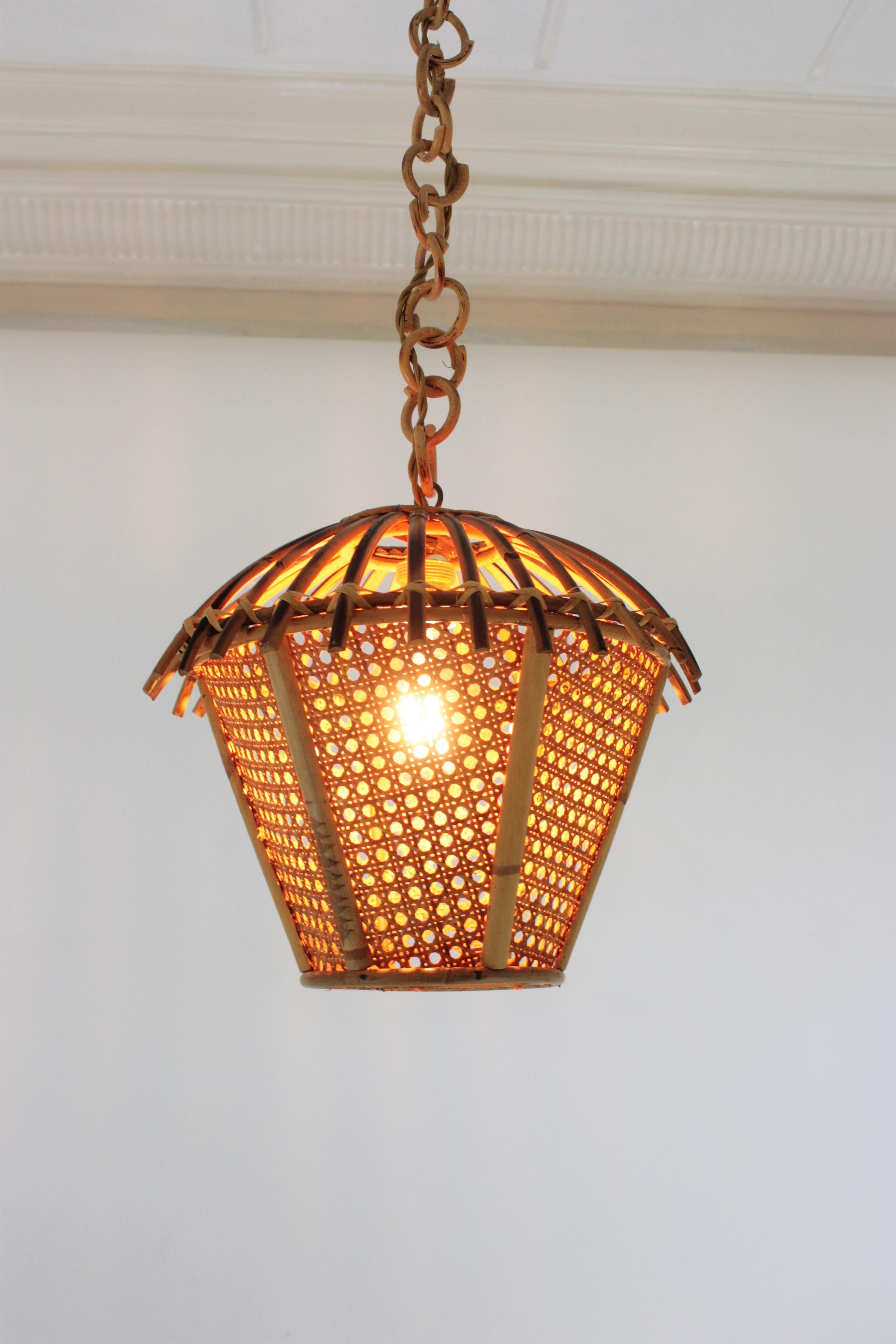 Hand-Crafted Italian Modernist Rattan and Wicker Wire Pagoda Pendant Hanging Light, 1960s For Sale