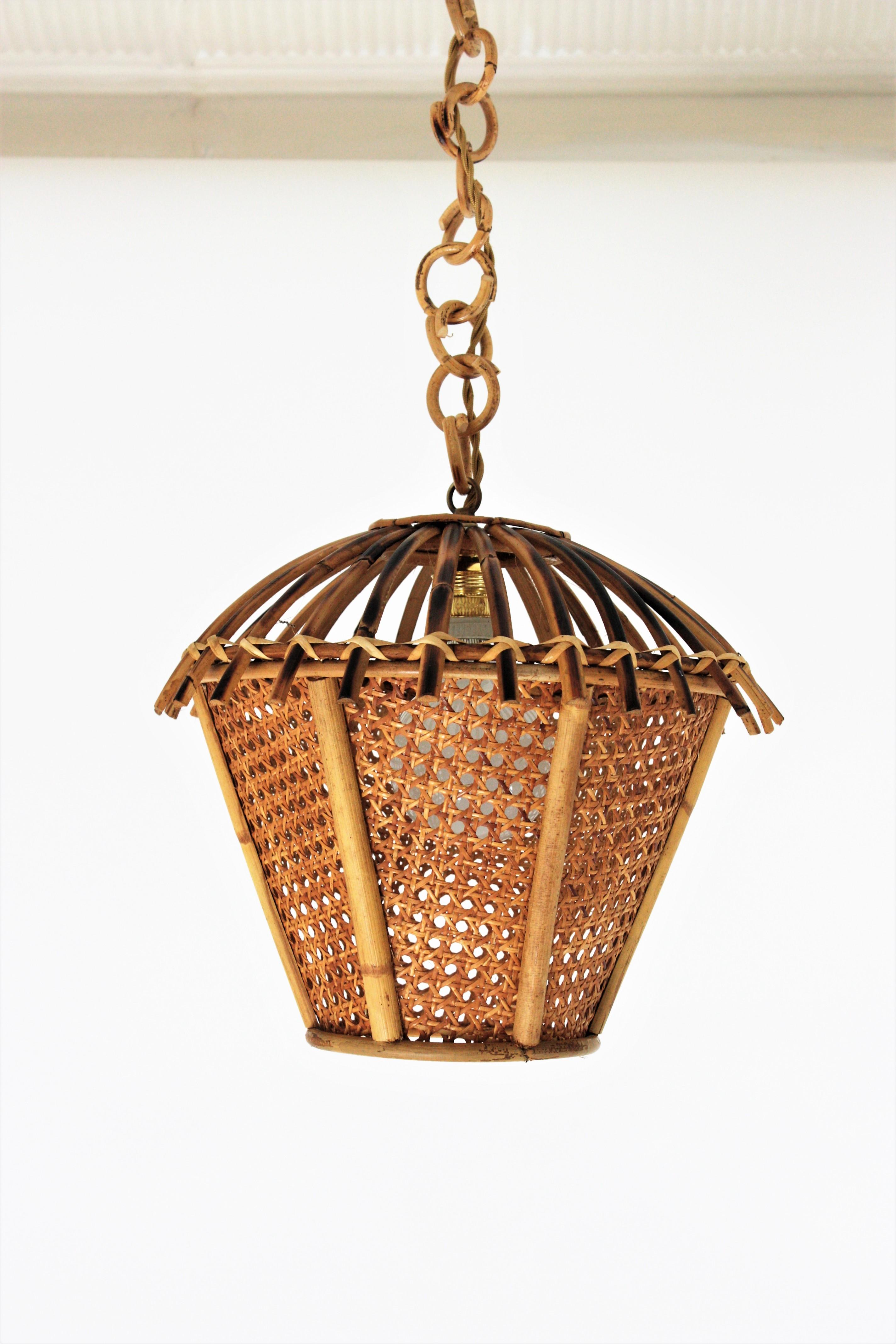 Italian Modernist Rattan and Wicker Wire Pagoda Pendant Hanging Light, 1960s In Good Condition For Sale In Barcelona, ES
