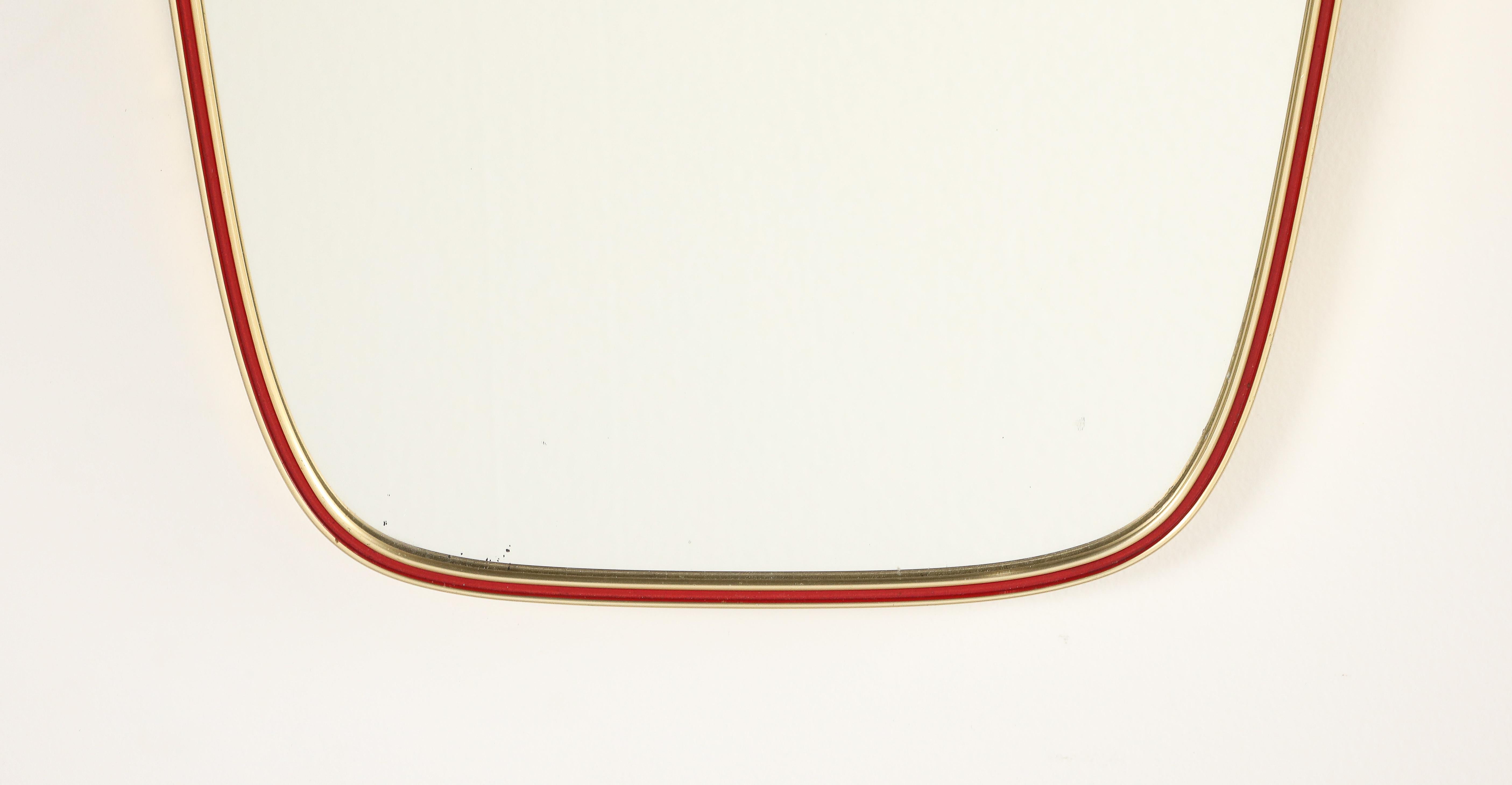 Un affascinante ed estroso specchio da parete italiano degli anni '50 in metallo rosso e ottone con chiusura in ottone sulla cresta.  Di forma meravigliosa e con un contrasto unico con il rosso e l'ottone.  Con supporto in legno massiccio. 
Italia,