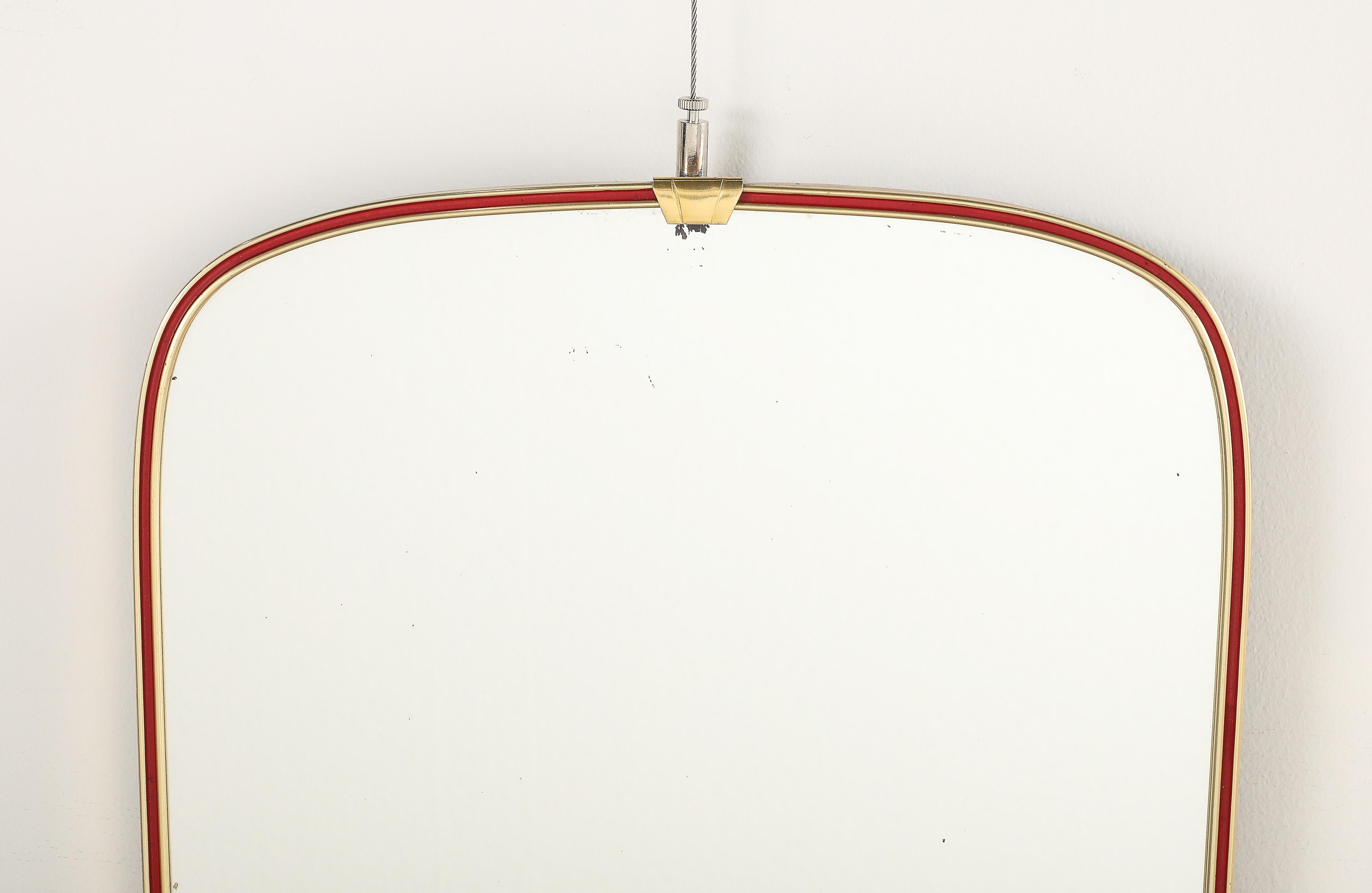 Mid-Century moderno Specchio modernista italiano con cornice in metallo rosso e ottone, 1950 circa in vendita