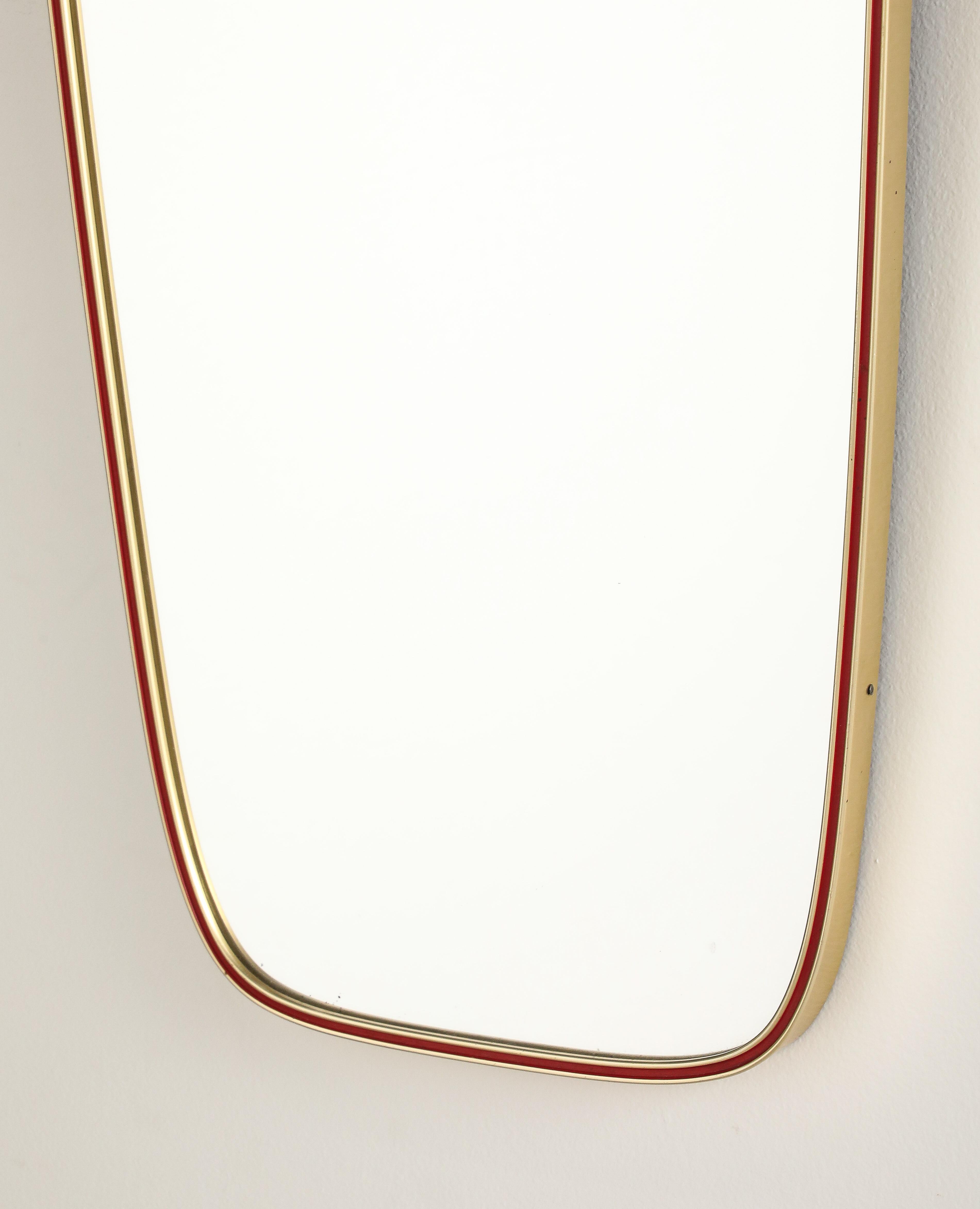 Metà XX secolo Specchio modernista italiano con cornice in metallo rosso e ottone, 1950 circa in vendita