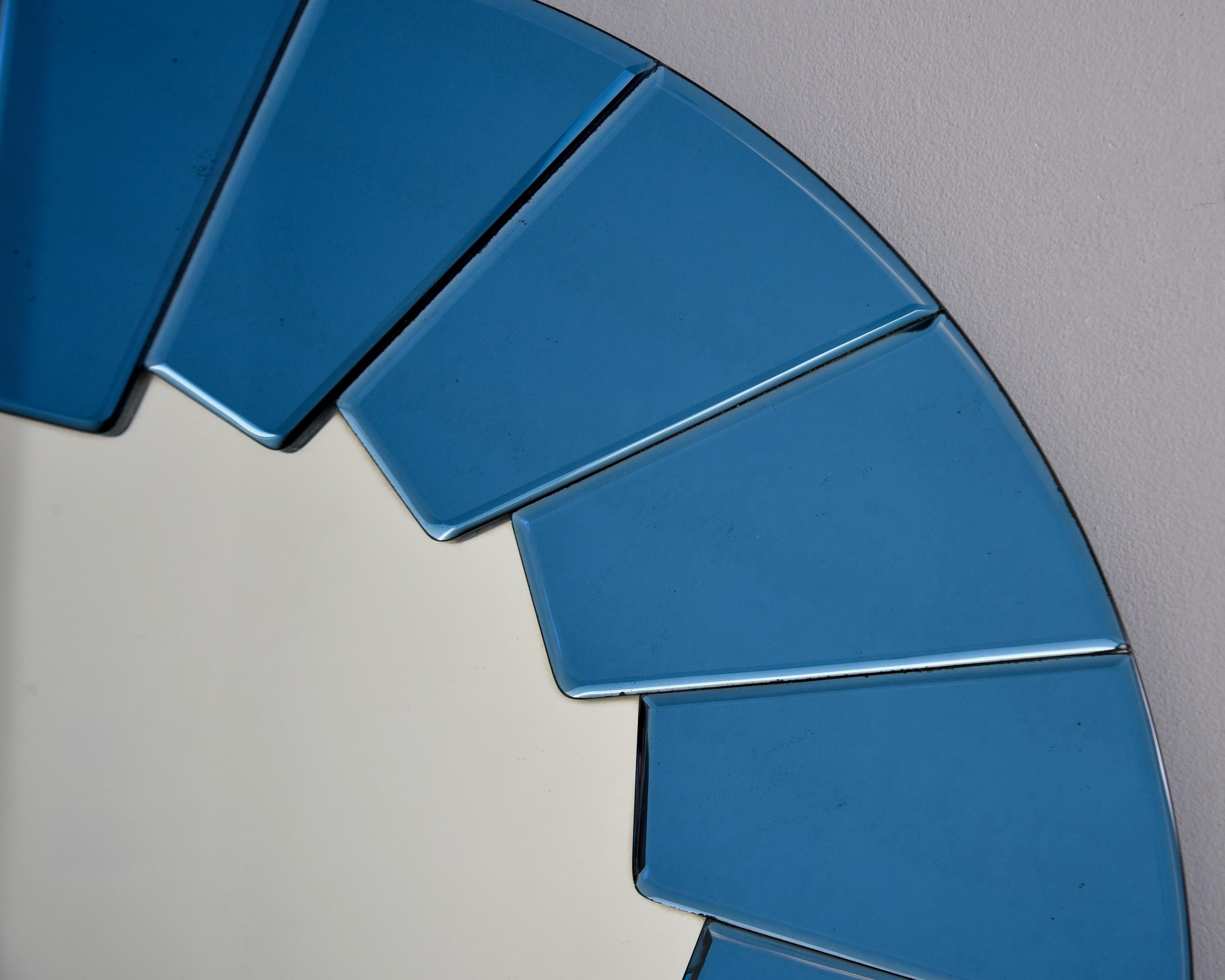 20ième siècle Miroir rond moderniste italien avec bordure en miroir bleu en vente