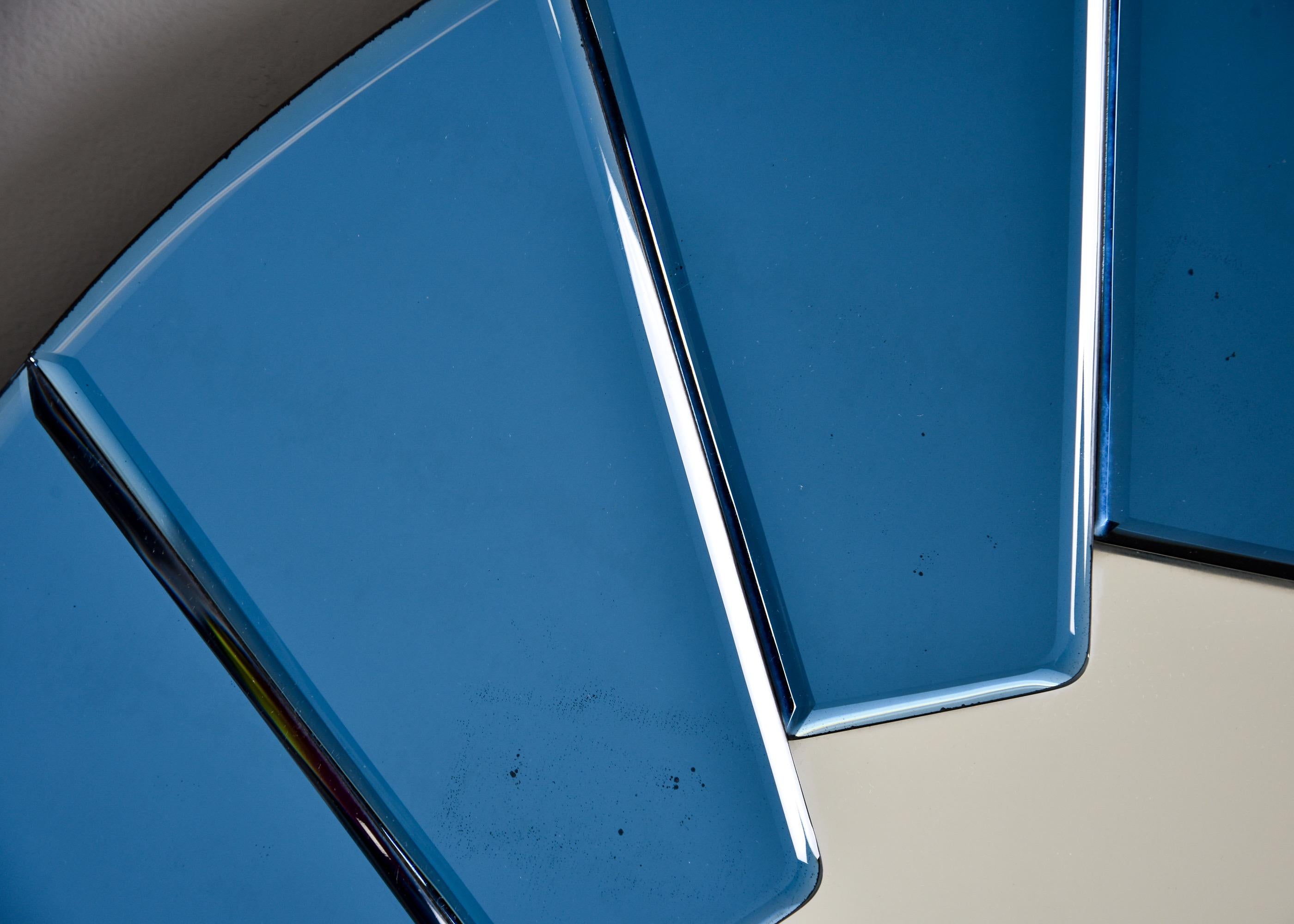 Miroir rond moderniste italien avec bordure en miroir bleu en vente 2