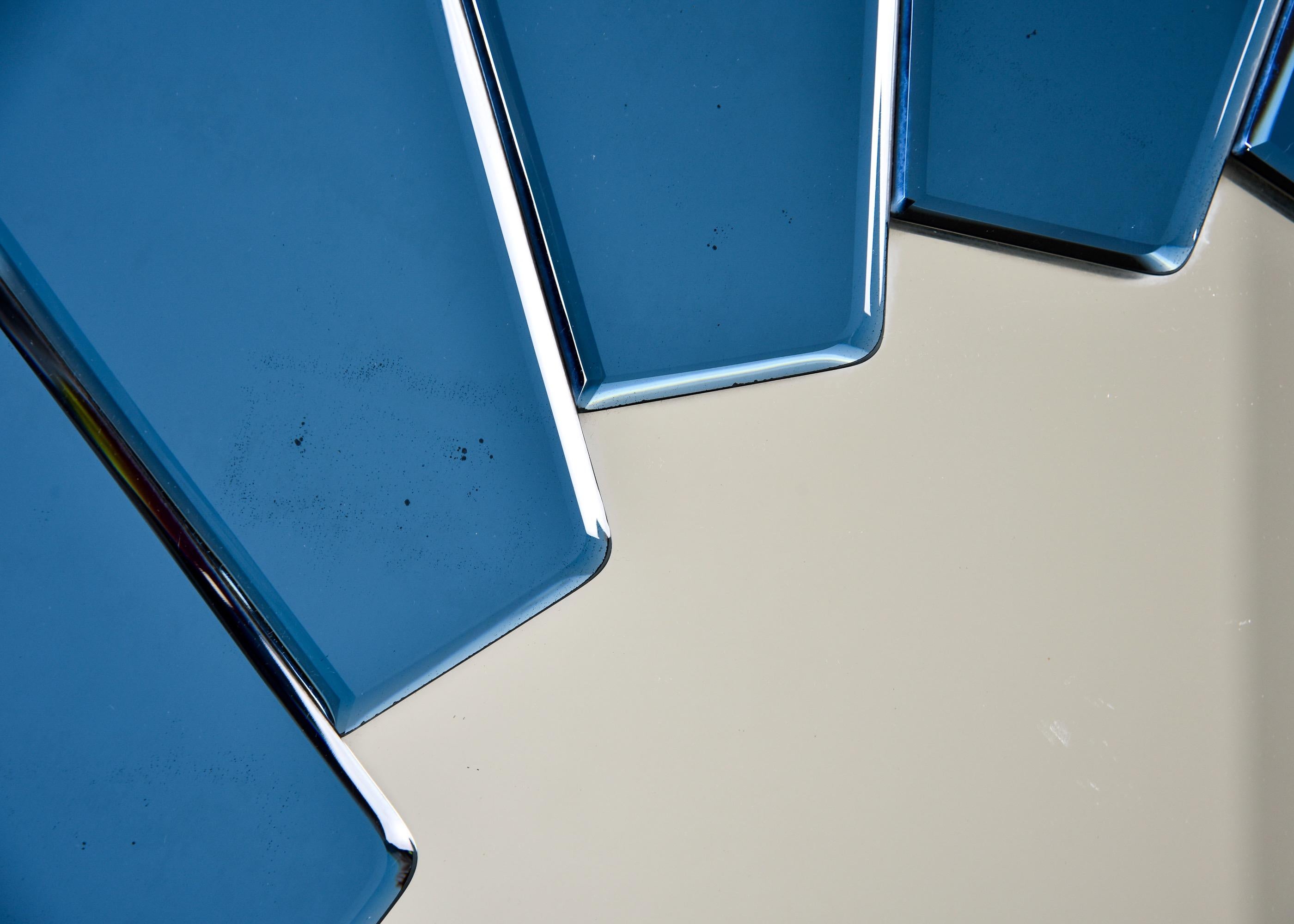 Miroir rond moderniste italien avec bordure en miroir bleu en vente 3