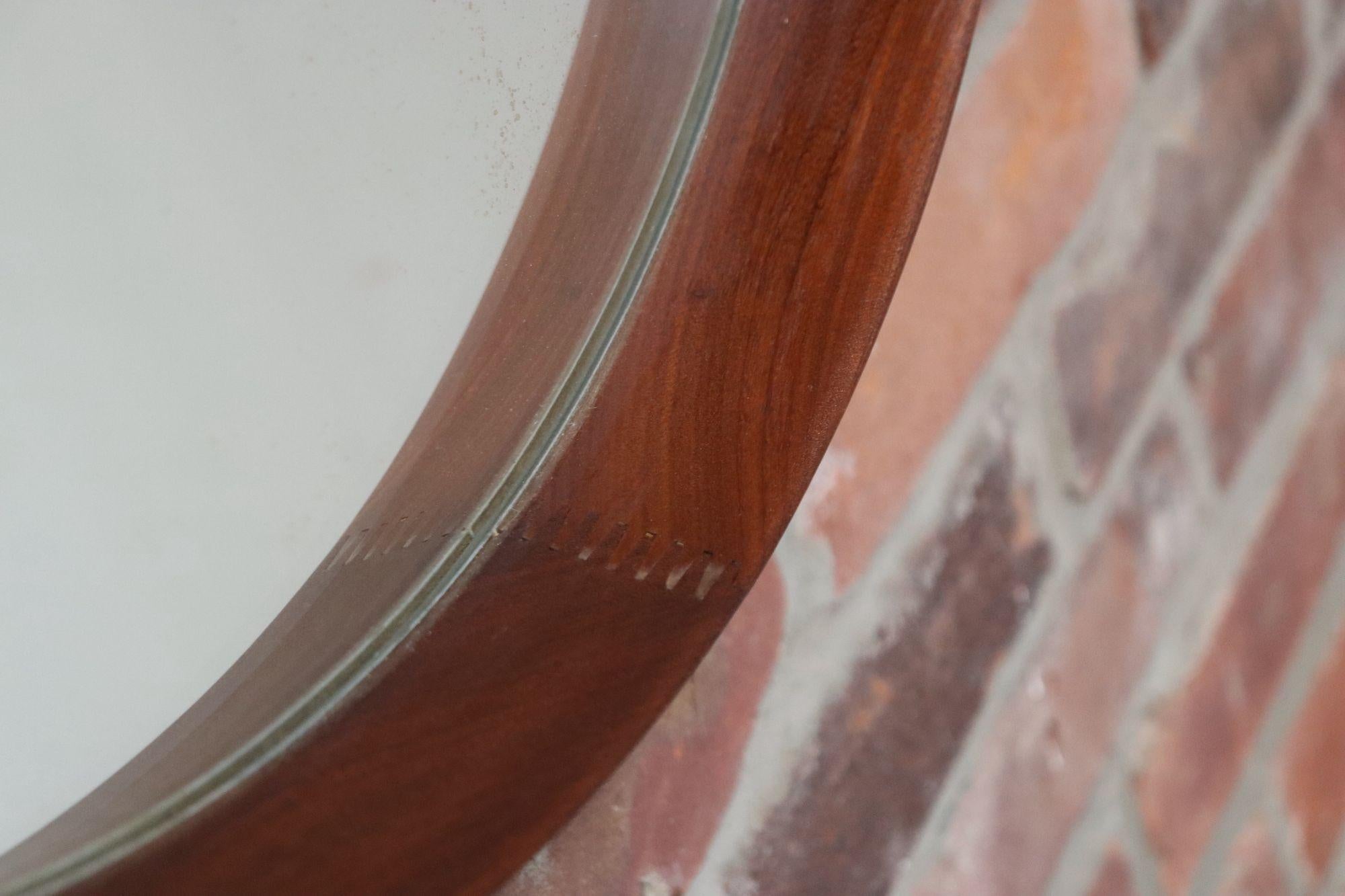 Specchio da parete italiano modernista rotondo in noce con cinturino in corda e accenti in ottone in vendita 3