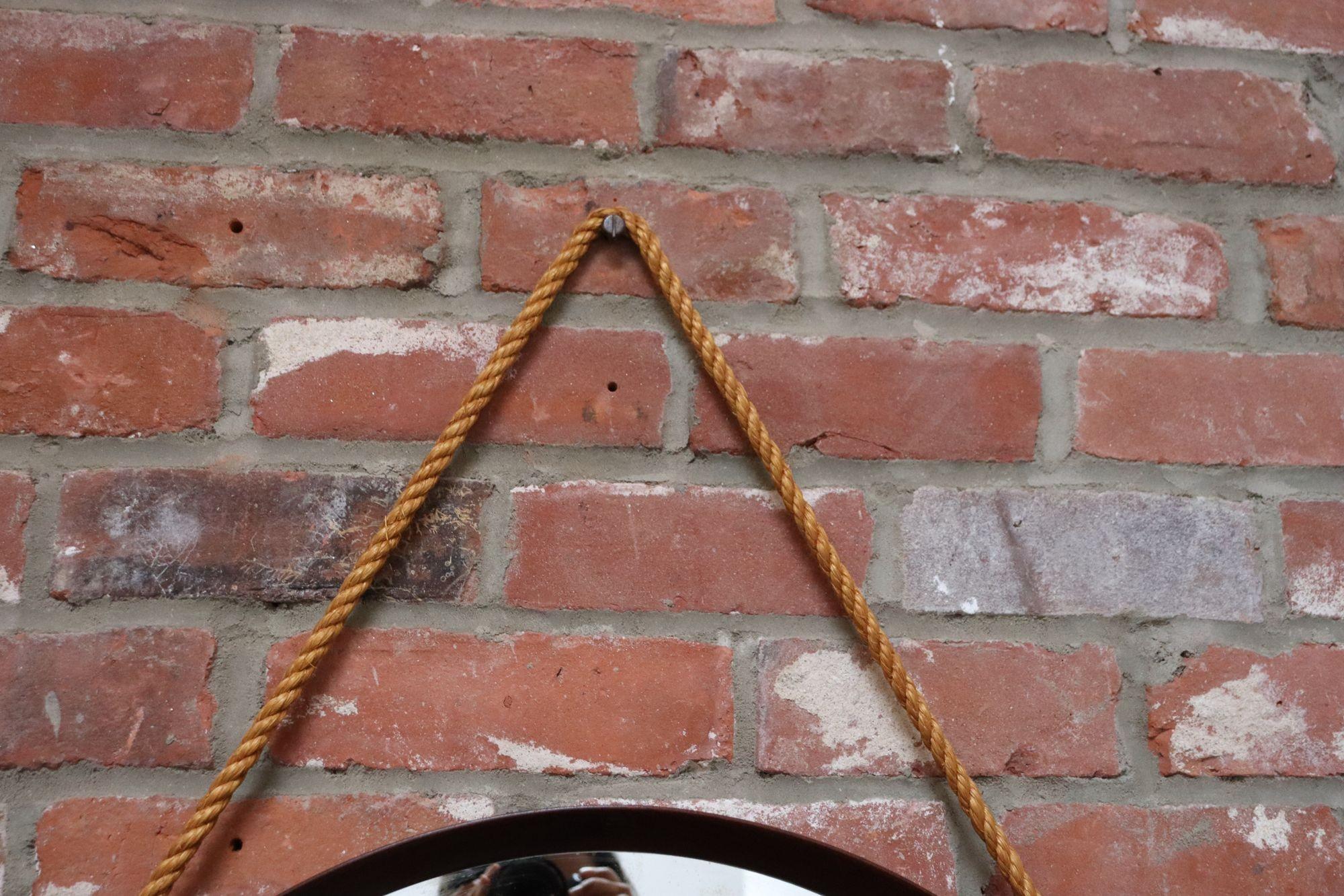 Specchio da parete italiano modernista rotondo in noce con cinturino in corda e accenti in ottone in vendita 4