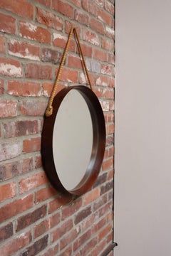 Espejo de pared modernista italiano redondo de nogal con correa de cuerda y detalles de latón