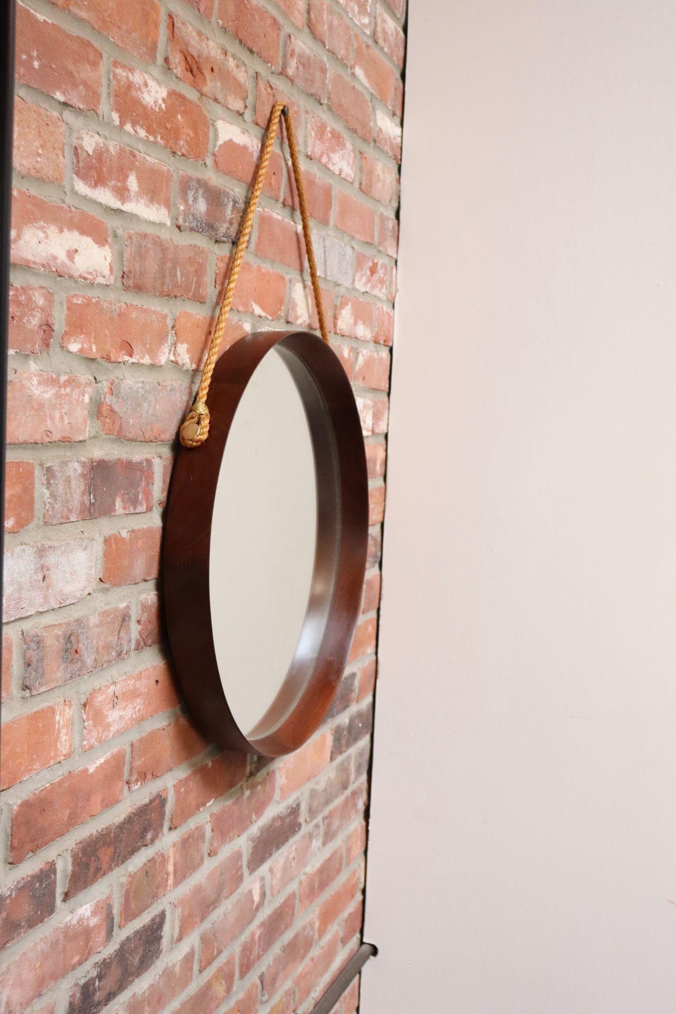 Mid-Century moderno Specchio da parete italiano modernista rotondo in noce con cinturino in corda e accenti in ottone in vendita