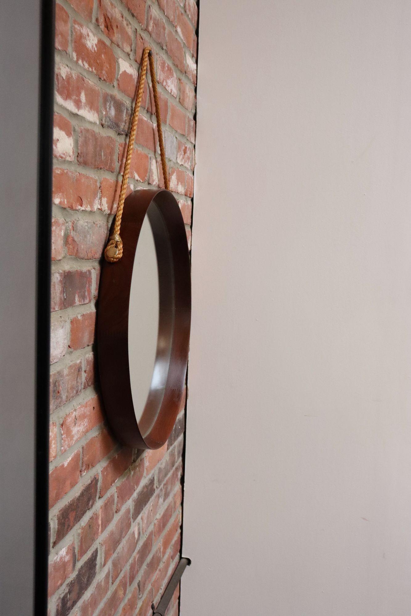 Italiano Specchio da parete italiano modernista rotondo in noce con cinturino in corda e accenti in ottone in vendita