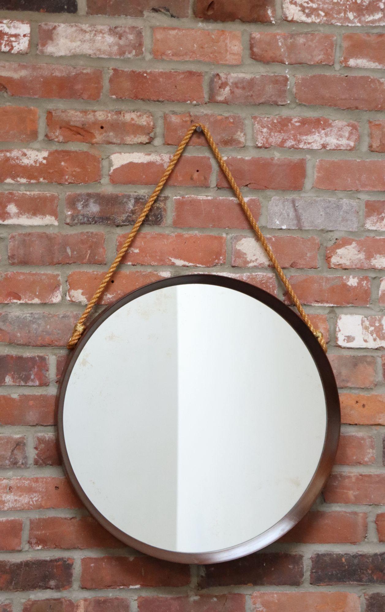 Falegnameria Specchio da parete italiano modernista rotondo in noce con cinturino in corda e accenti in ottone in vendita