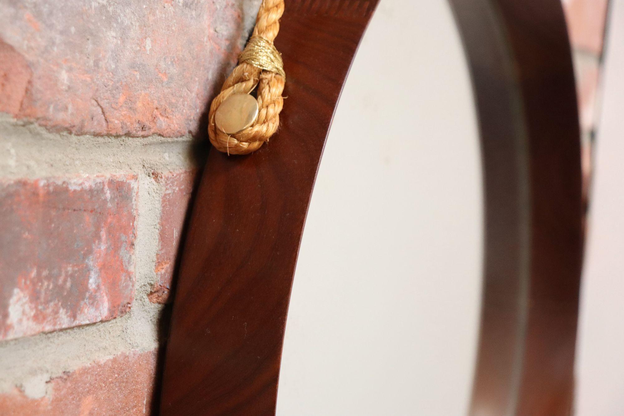 Metà XX secolo Specchio da parete italiano modernista rotondo in noce con cinturino in corda e accenti in ottone in vendita