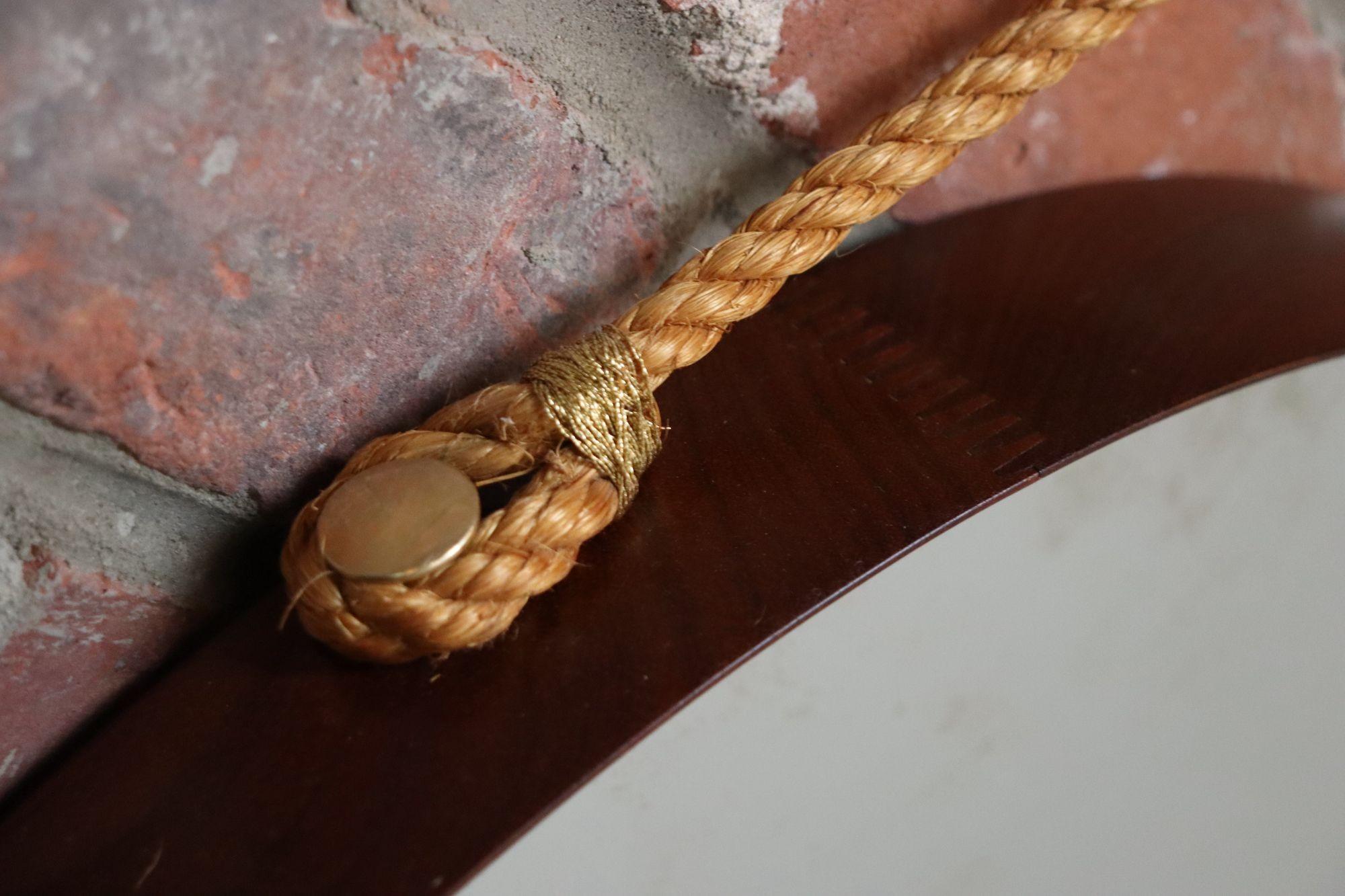 Ottone Specchio da parete italiano modernista rotondo in noce con cinturino in corda e accenti in ottone in vendita