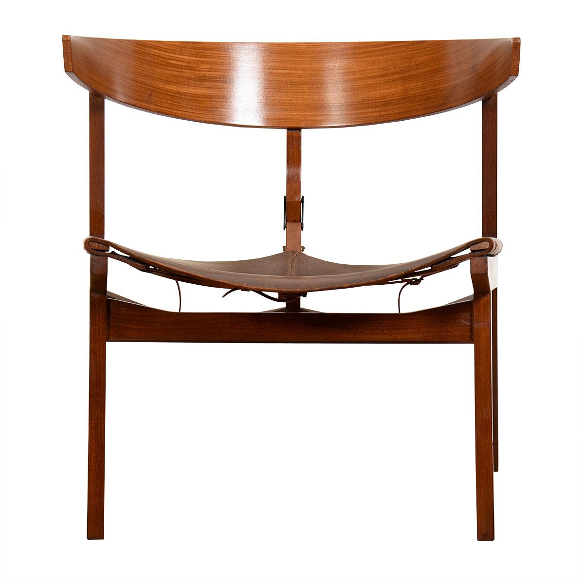 Chaise en bois sculpté et cuir marron vintage. Conçu par Ico Parisi, le designer expérimental moderniste du milieu du siècle dernier. La chaise longue s'inscrit dans la gamme des designs élégants pour lesquels le fabricant italien de meubles est