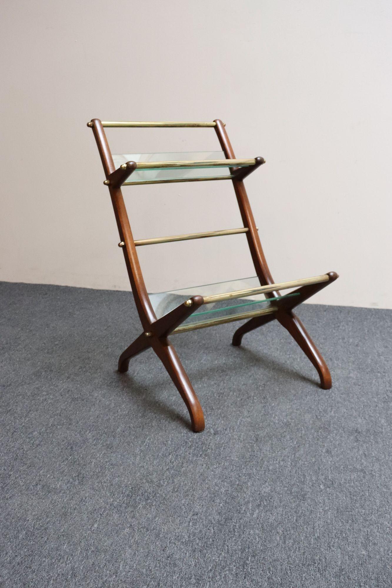 Italian Modernist Sculptural Walnut, Brass and Glass Magazine Rack / Stand In Good Condition For Sale In Brooklyn, NY