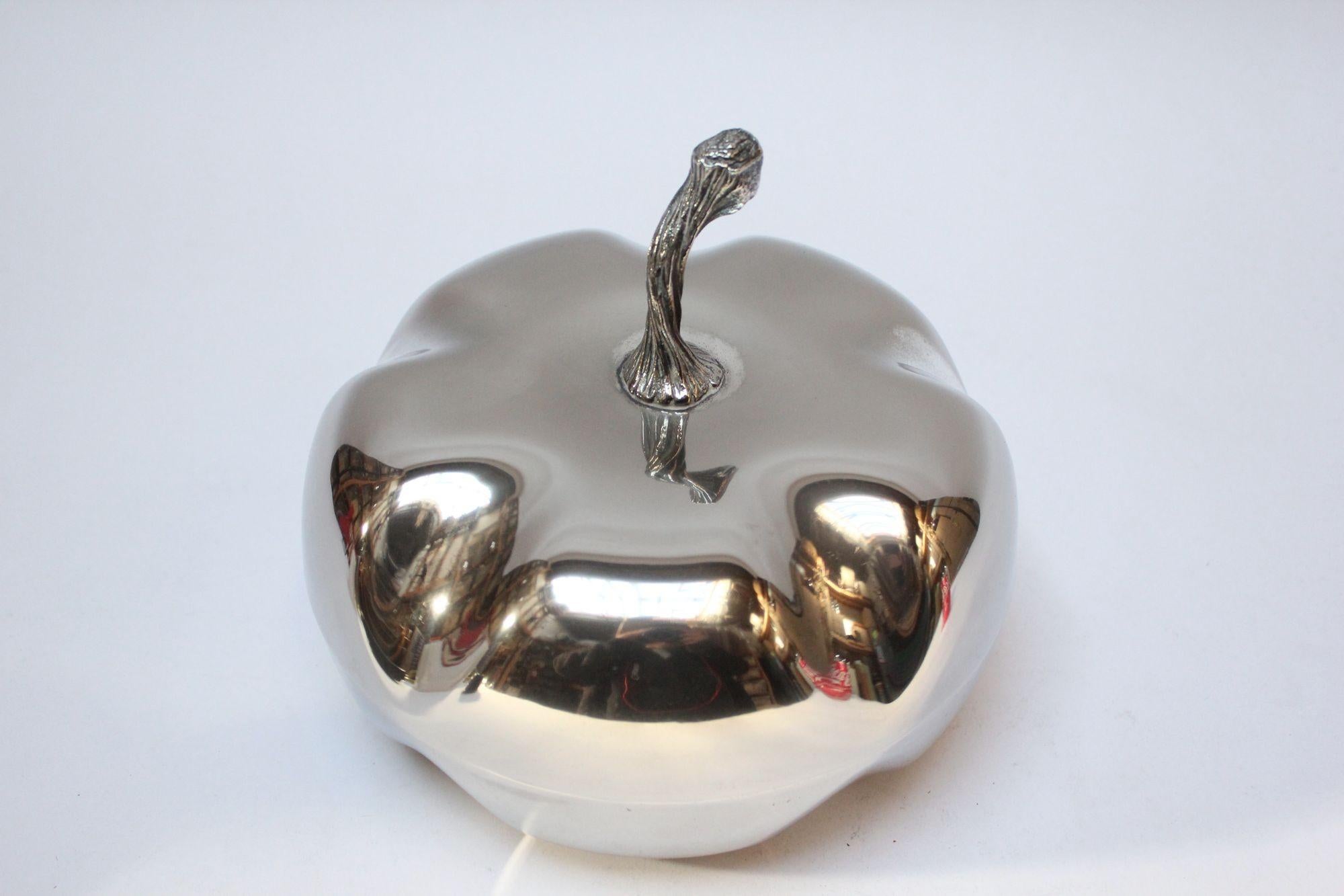 Mid-Century Italian Modern silver-plated snack/candy/serving dish with lidded top formed to resemble a squash.
This is a shorter, uninsulated version of fruit and vegetable-formed ice buckets made in Italy and France at the time.
Though shallow,
