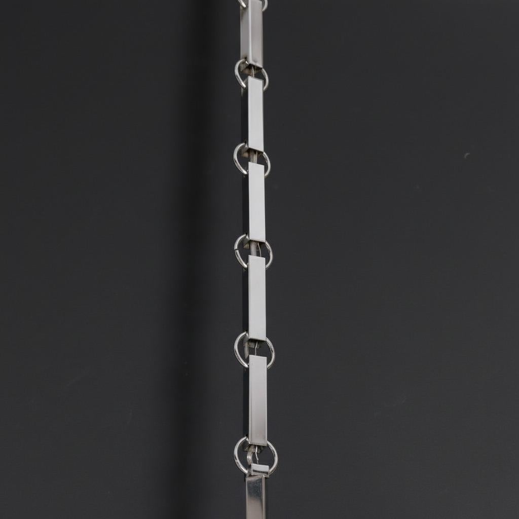 Escultural araña modernista italiana de dieciséis luces.
Acabado en metal cromado con dieciséis bases de enchufe tipo candelabro.
Presenta una cadena original de más de metro y medio de longitud.
ESTE APARATO NO ESTÁ CABLEADO UL.