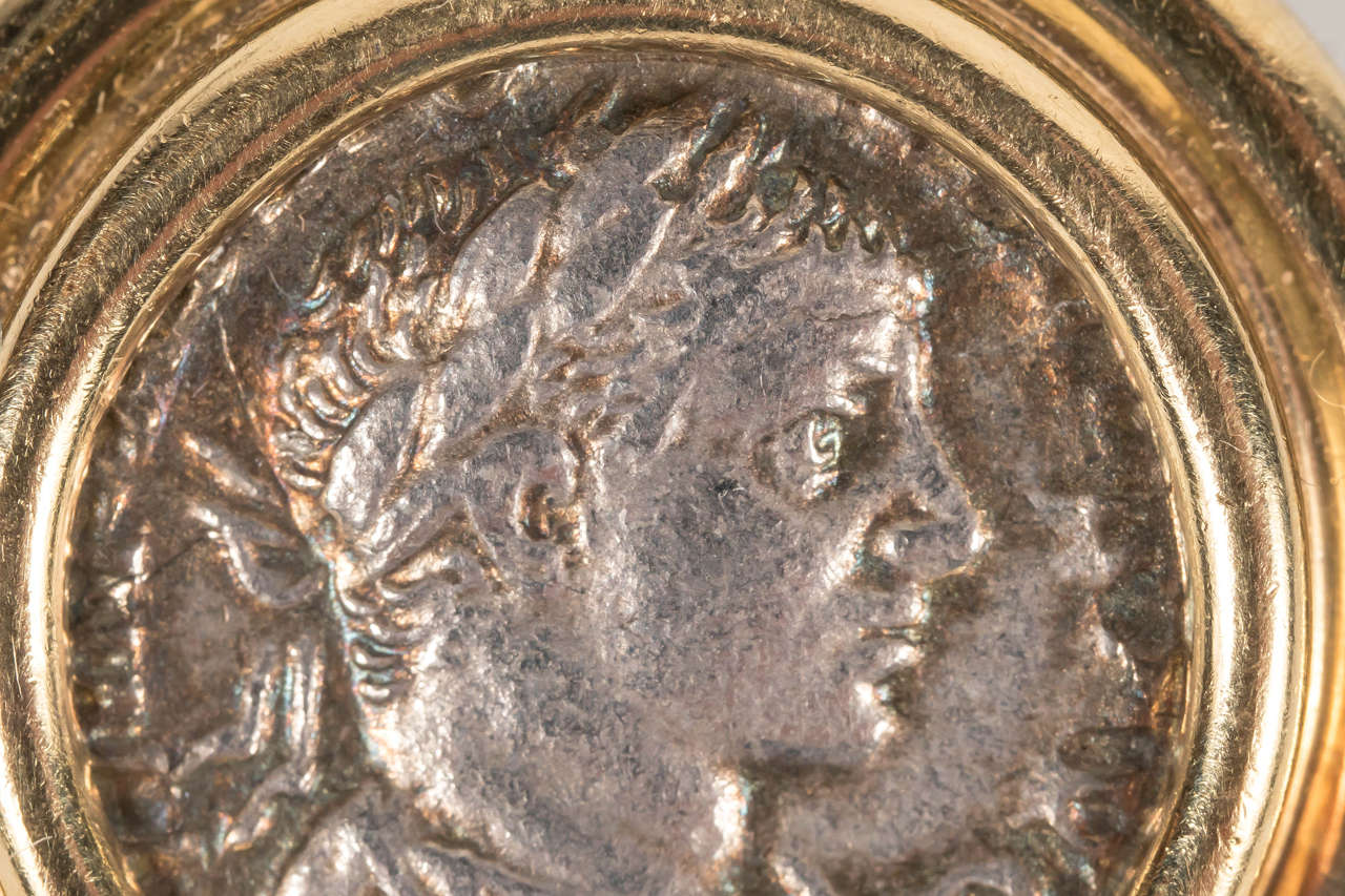 Pendentif Slide moderniste italien avec pièce de monnaie figurative romaine antique en or 18kt Pour femmes en vente