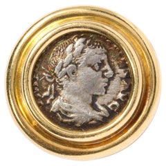 Ciondolo a slitta modernista italiano con moneta figurativa romana antica in oro 18 carati