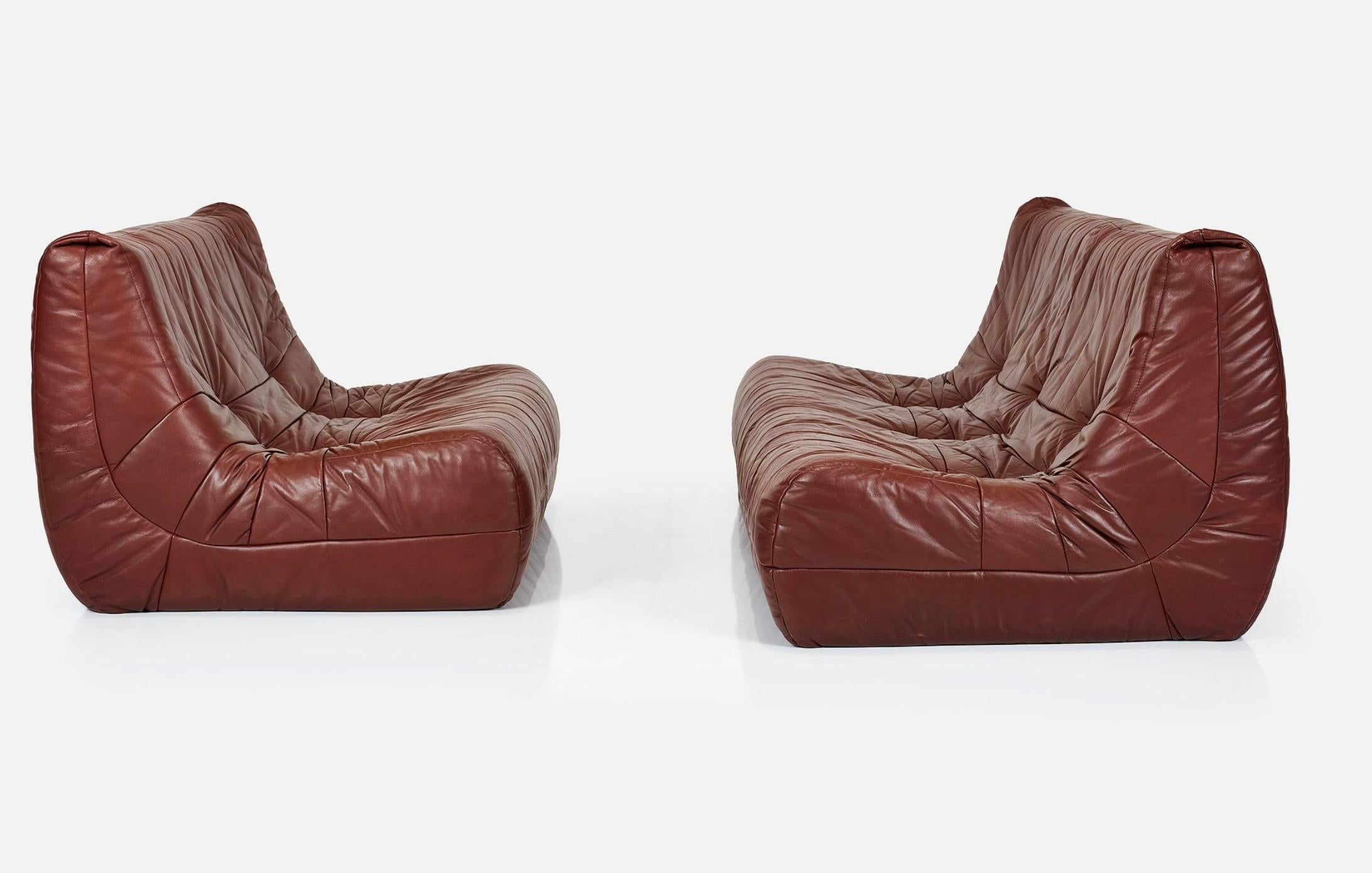 Il s'agit d'un magnifique ensemble de canapés en cuir moderniste italien - 3 places et 2 places.  Le siège trois places mesure 30