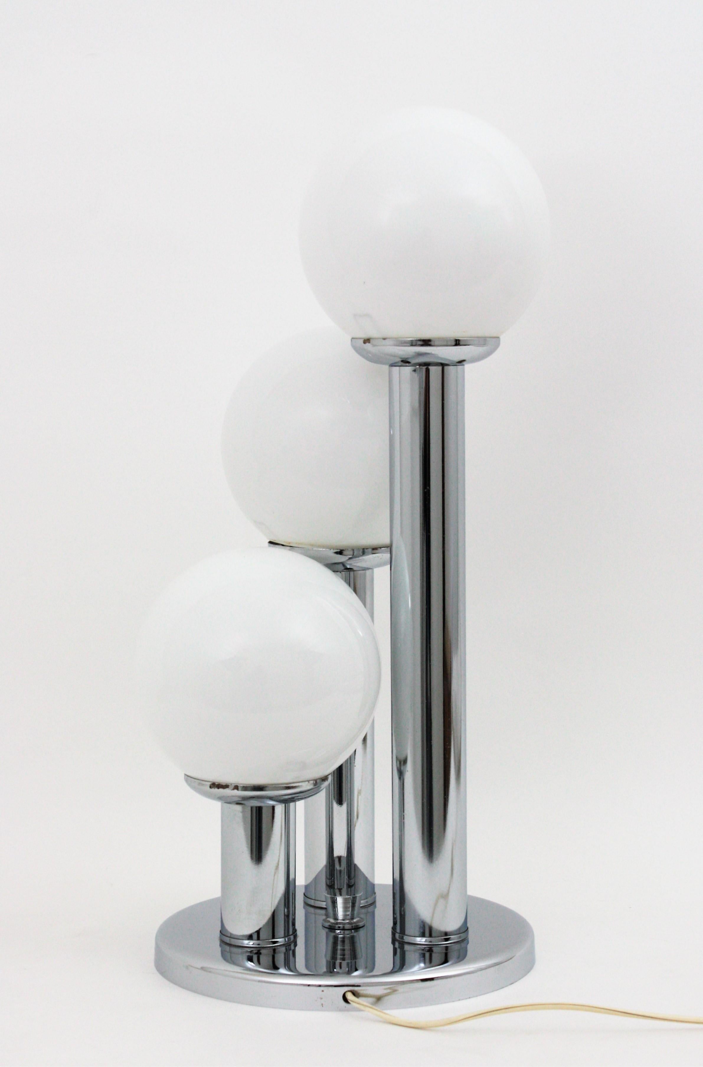 Lampe de bureau moderniste italienne de style Stilnovo chromée avec trois abat-jour globe en verre en vente 4