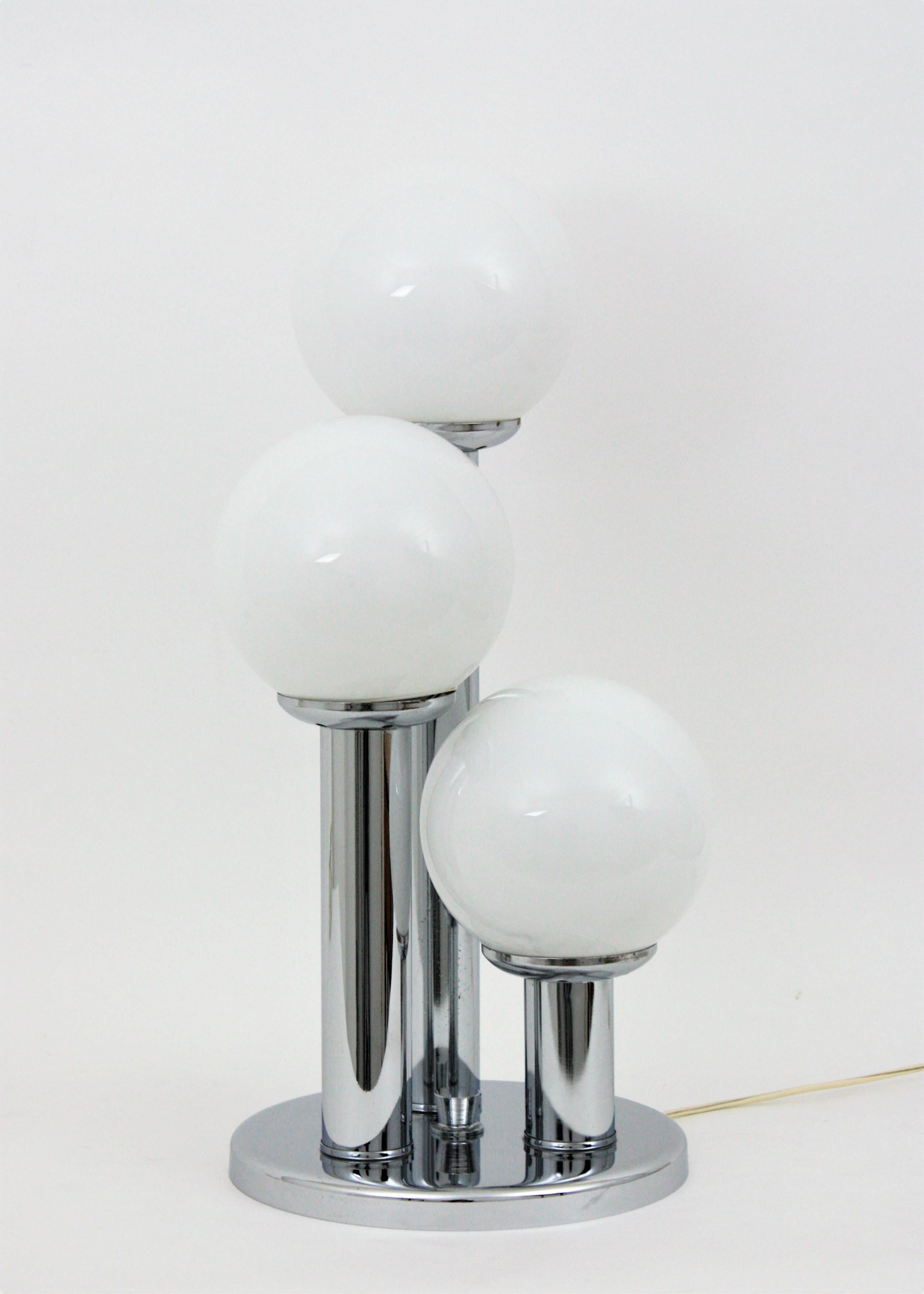 Italian Modernist Stilnovo Style Chrome Table Lamp with Three Glass Globe Shades In Good Condition For Sale In Barcelona, ES