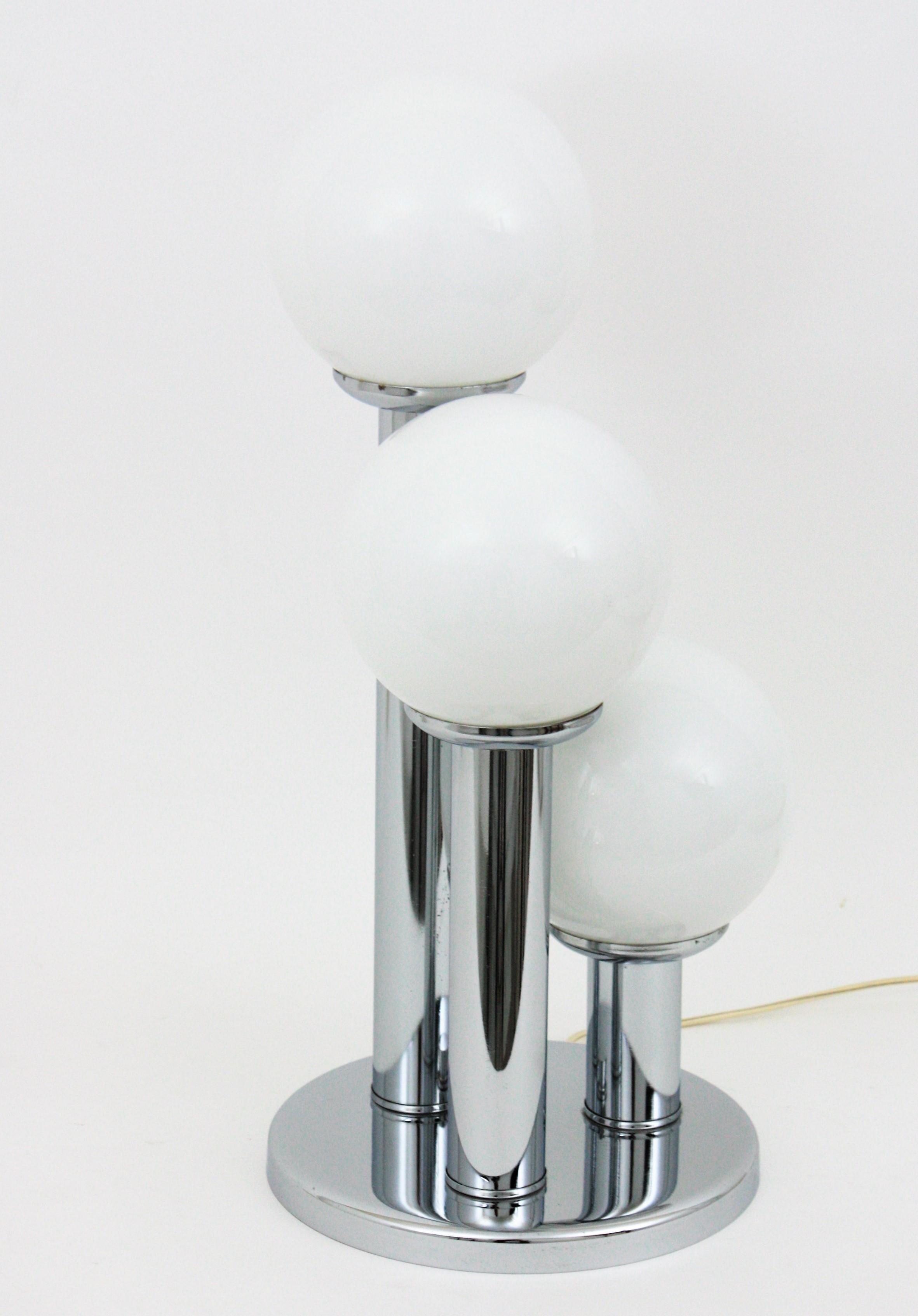 Lampe de bureau moderniste italienne de style Stilnovo chromée avec trois abat-jour globe en verre en vente 1