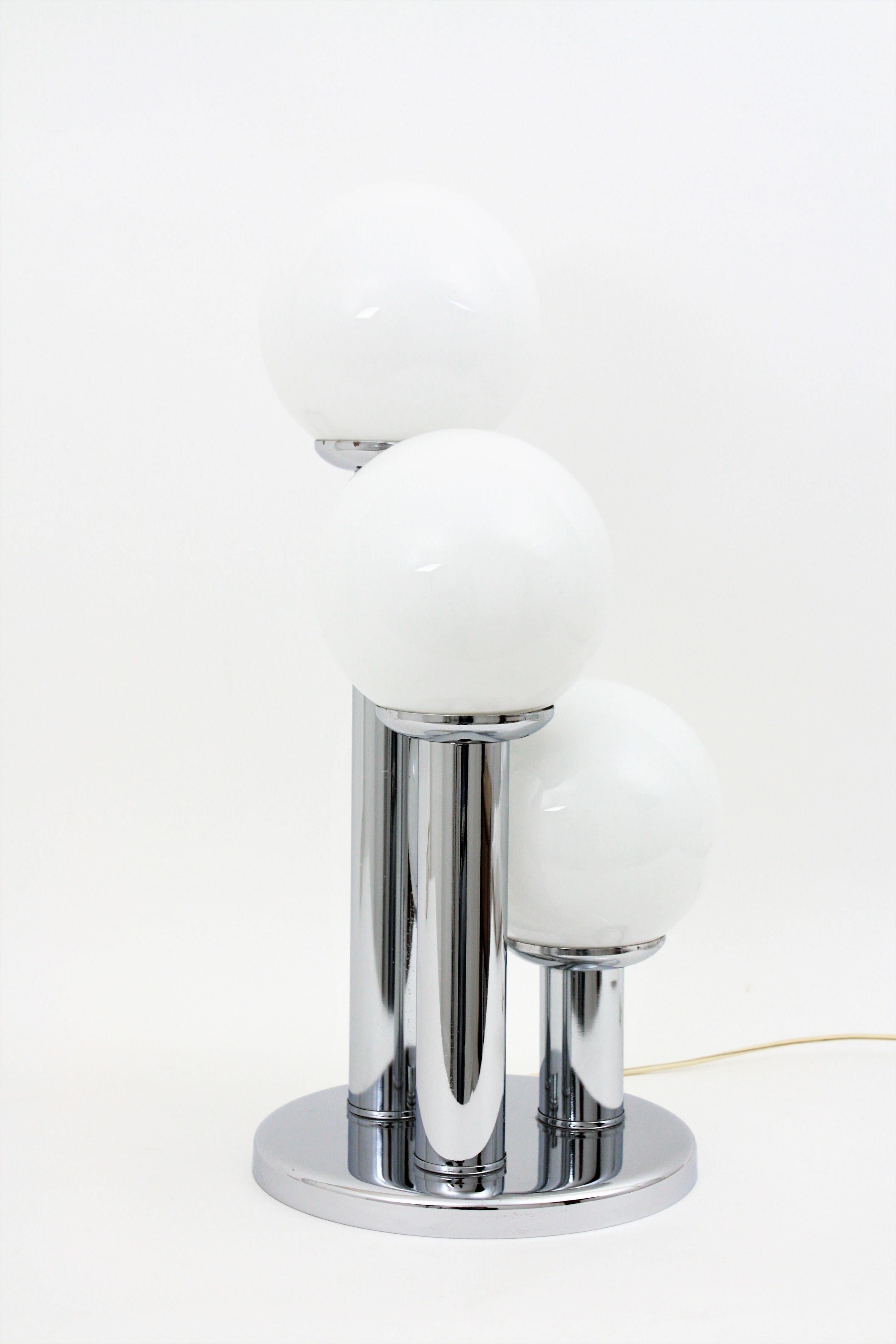 Lampe de bureau moderniste italienne de style Stilnovo chromée avec trois abat-jour globe en verre en vente 3