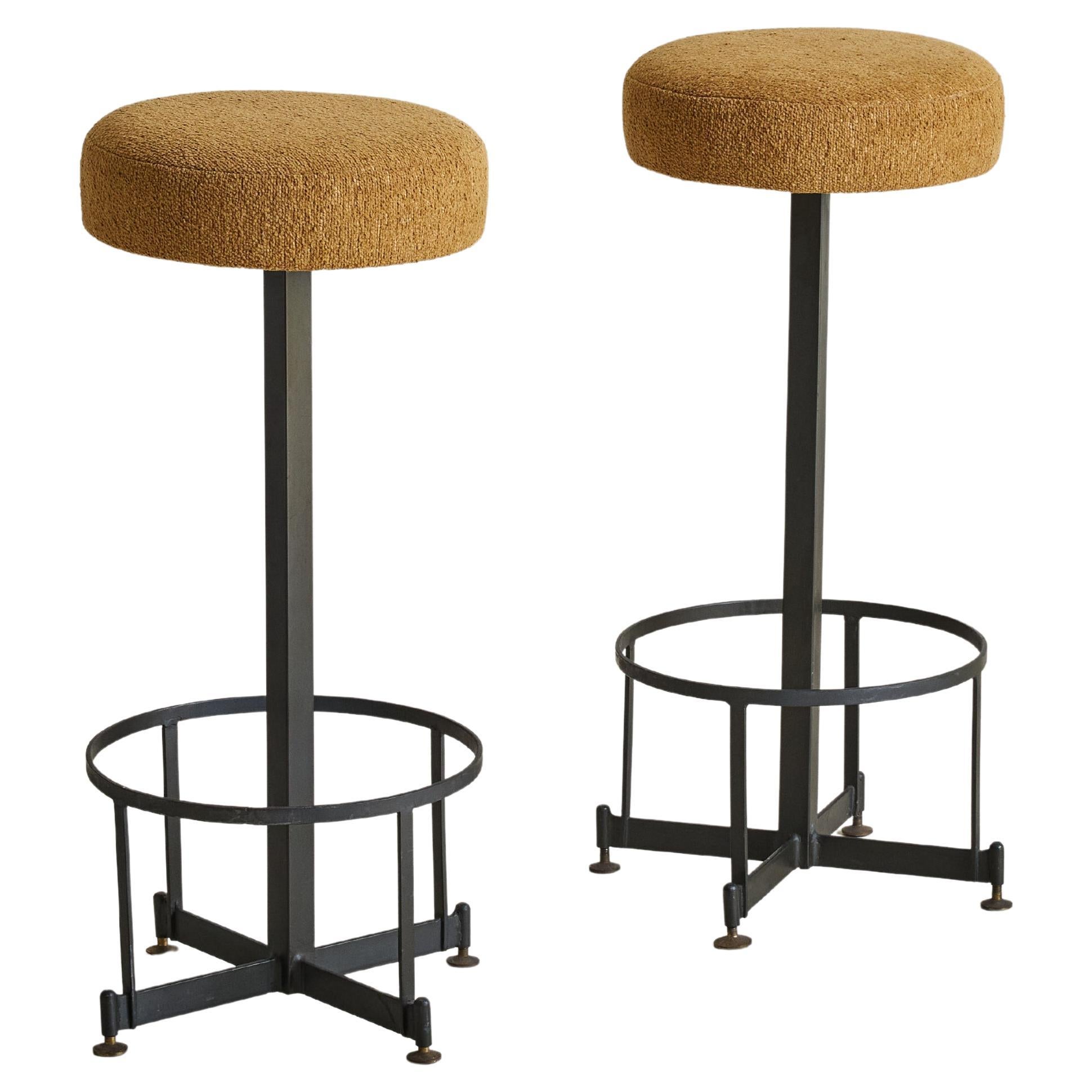 Vendus et tarifés individuellement.

Ce tabouret de comptoir italien des années 1960 reflète l'éthique moderniste d'Ignazio Gardella. Sa structure minimaliste en fer est définie par un repose-pieds architectural et de délicats pieds en laiton.