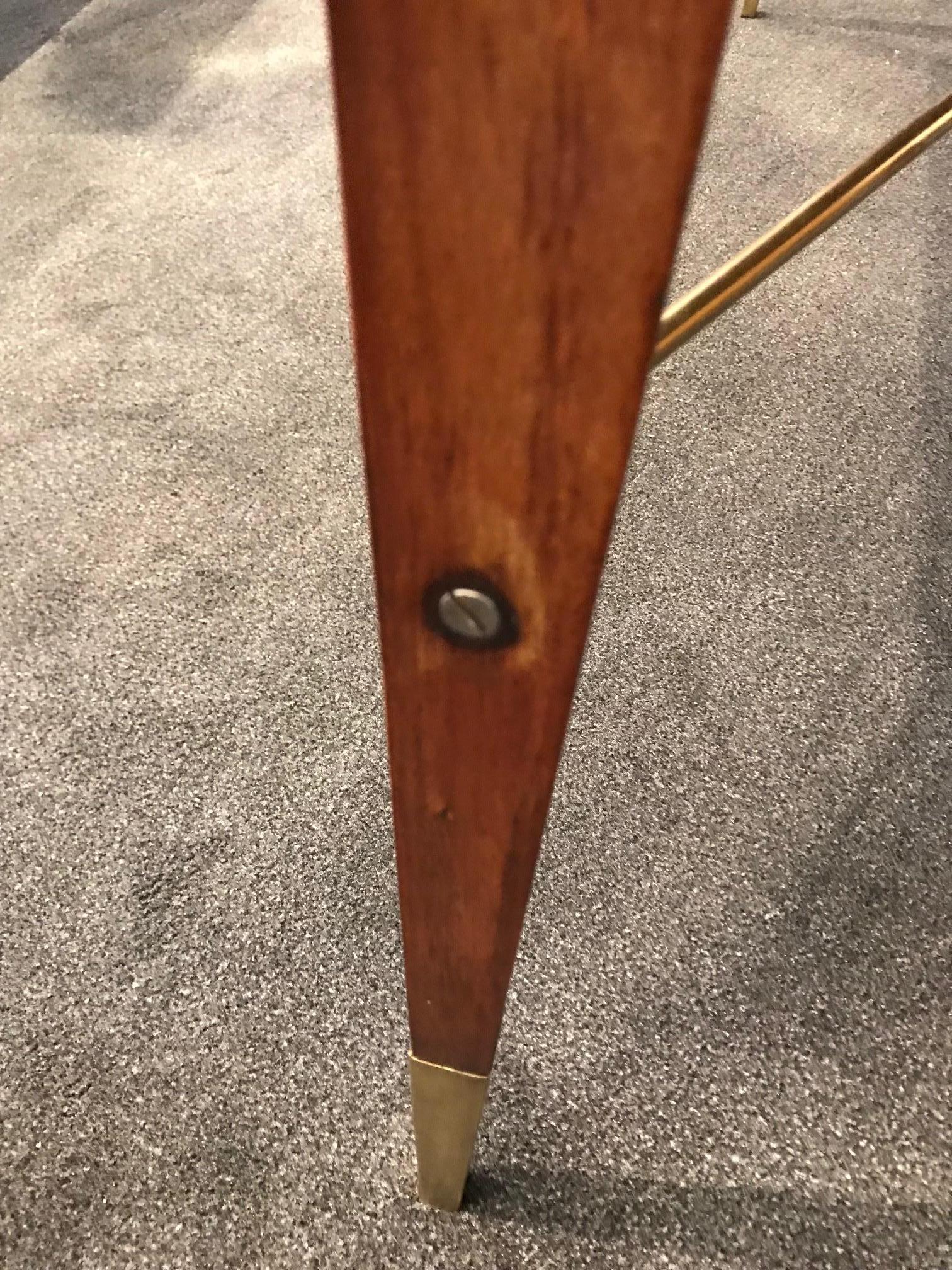 Mesa escritorio italiana de nogal de estilo modernista en venta 3