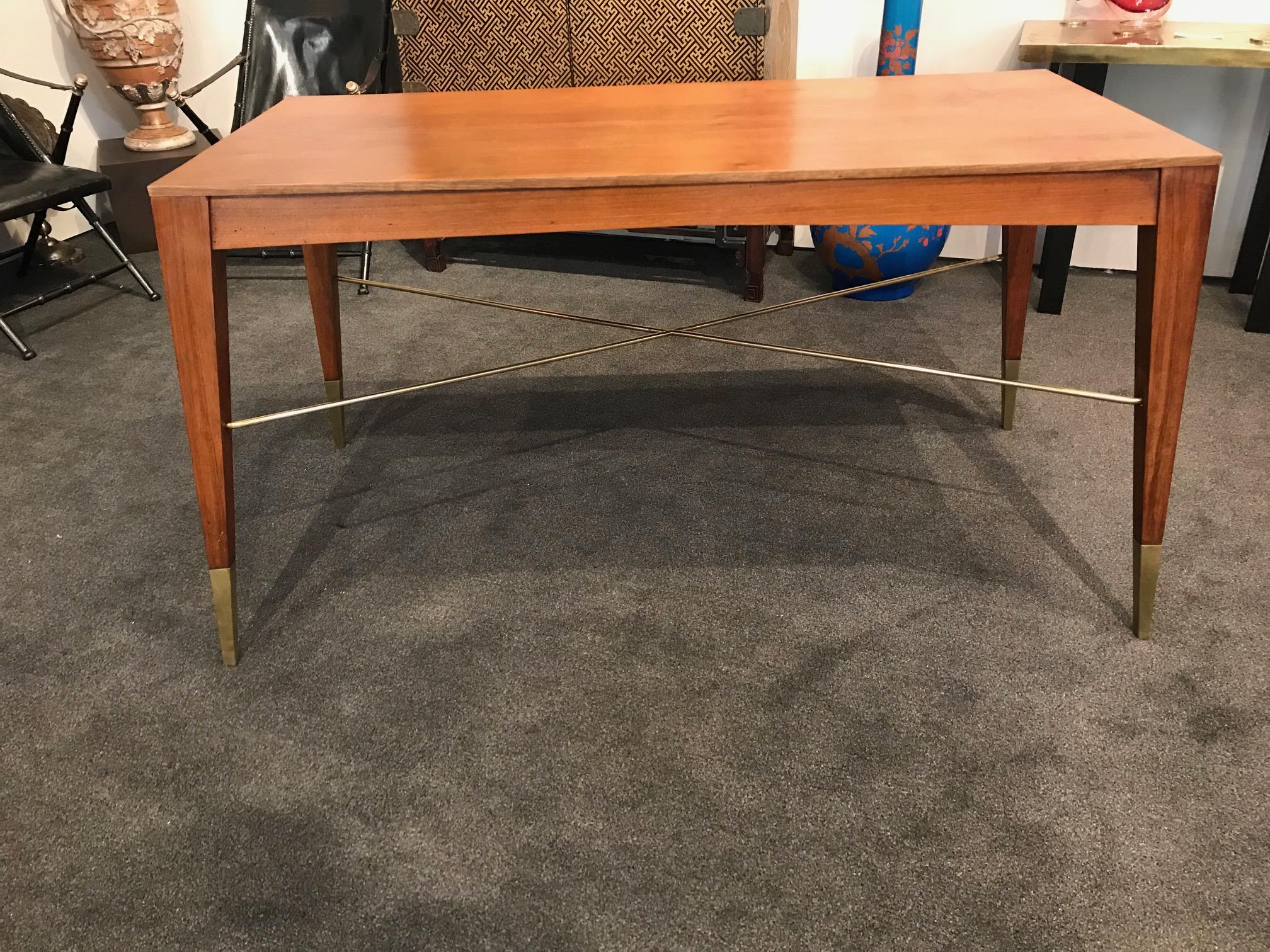 Mesa escritorio italiana de nogal de estilo modernista, con los cuatro tableros provistos de casquillos de latón.
Italia, hacia 1950.




  
