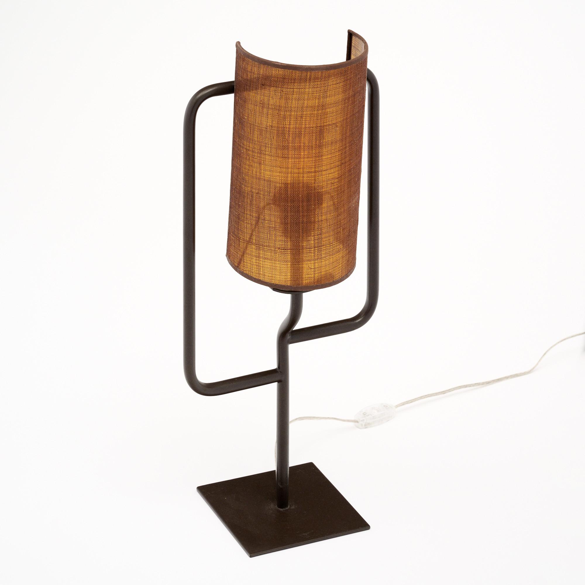 Italienische modernistische Tischlampe (Moderne) im Angebot