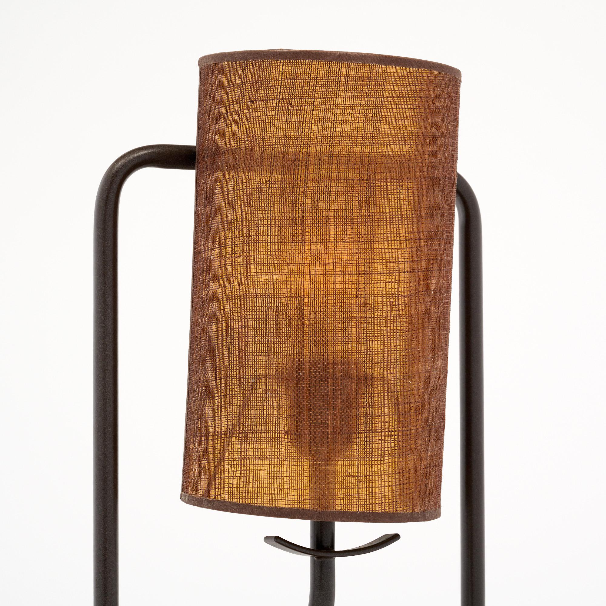 Italienische modernistische Tischlampe (Ende des 20. Jahrhunderts) im Angebot