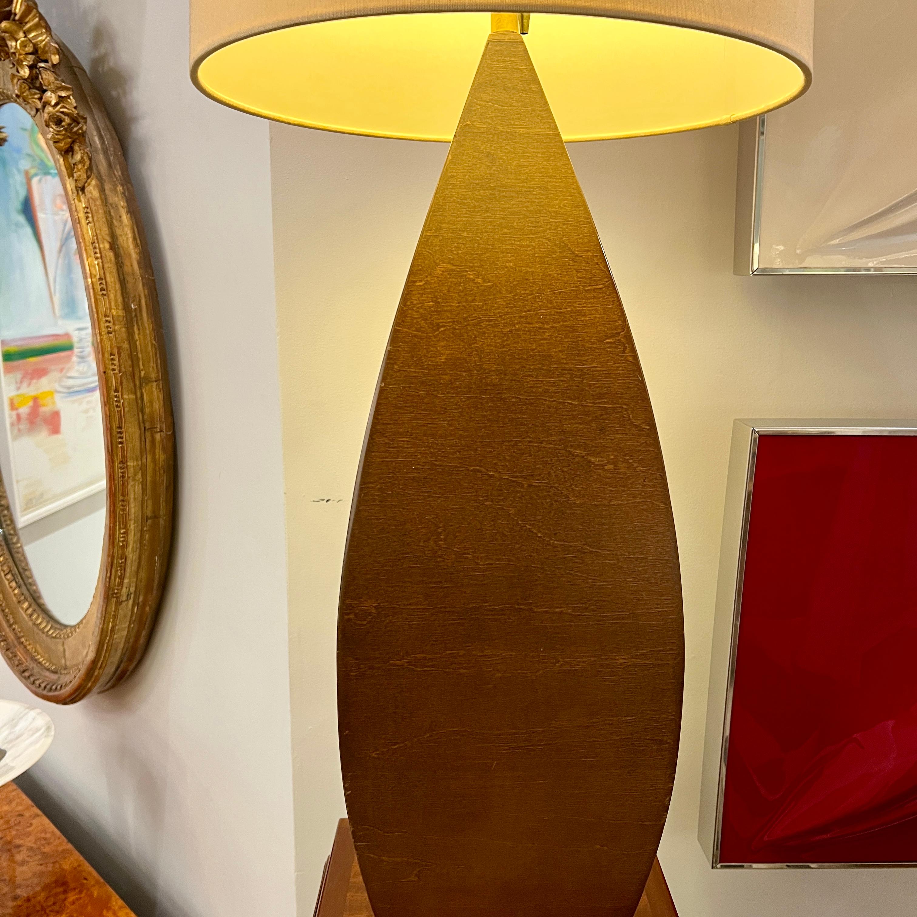 Mogano Lampada da tavolo modernista italiana in vendita