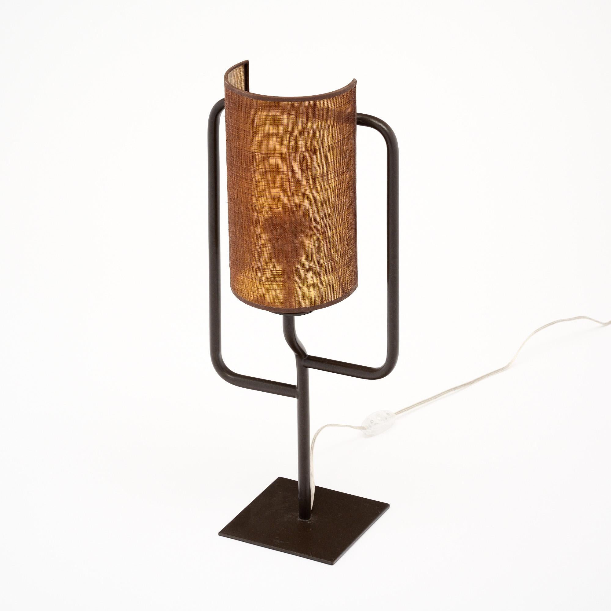 Italienische modernistische Tischlampe (Metall) im Angebot