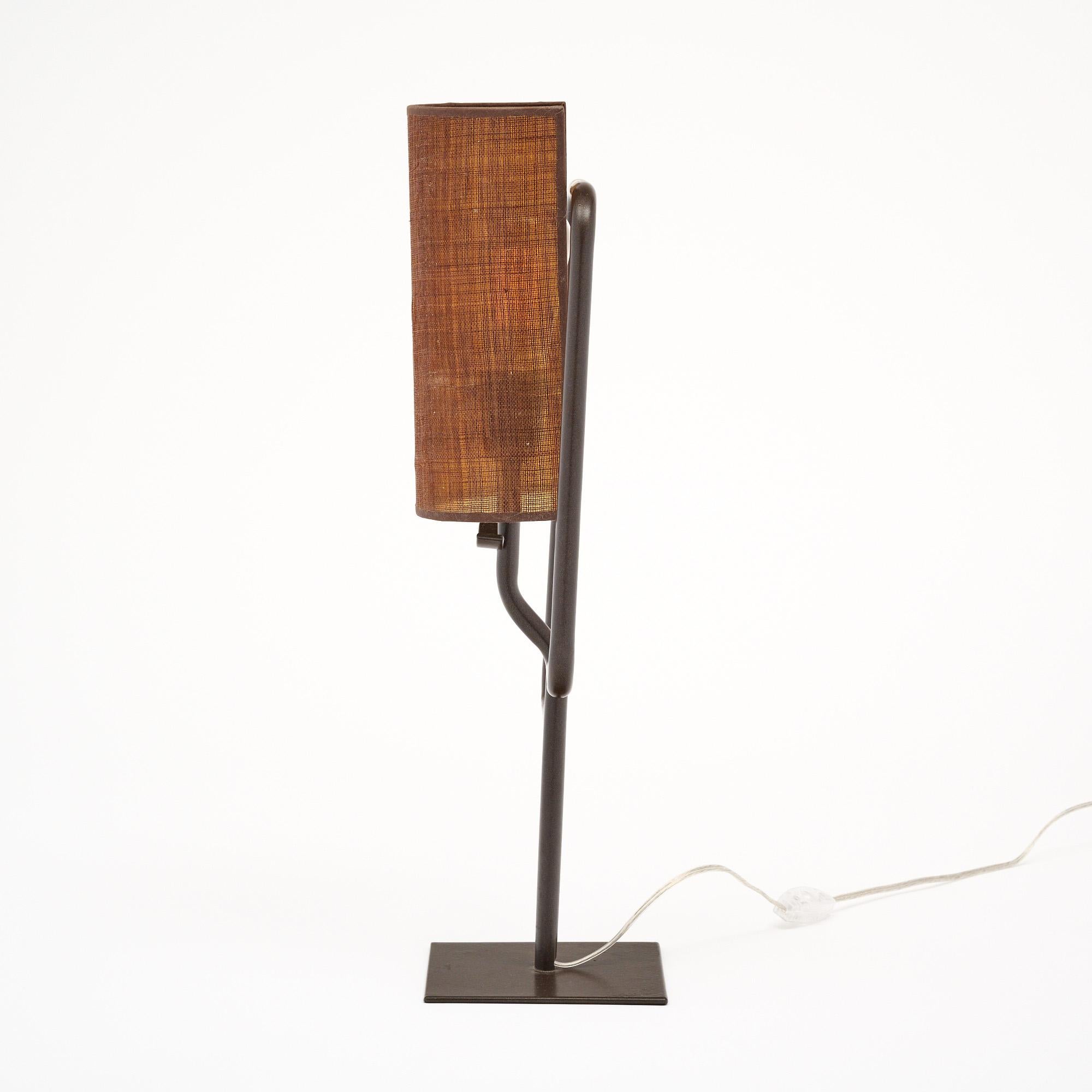 Italienische modernistische Tischlampe im Angebot 1