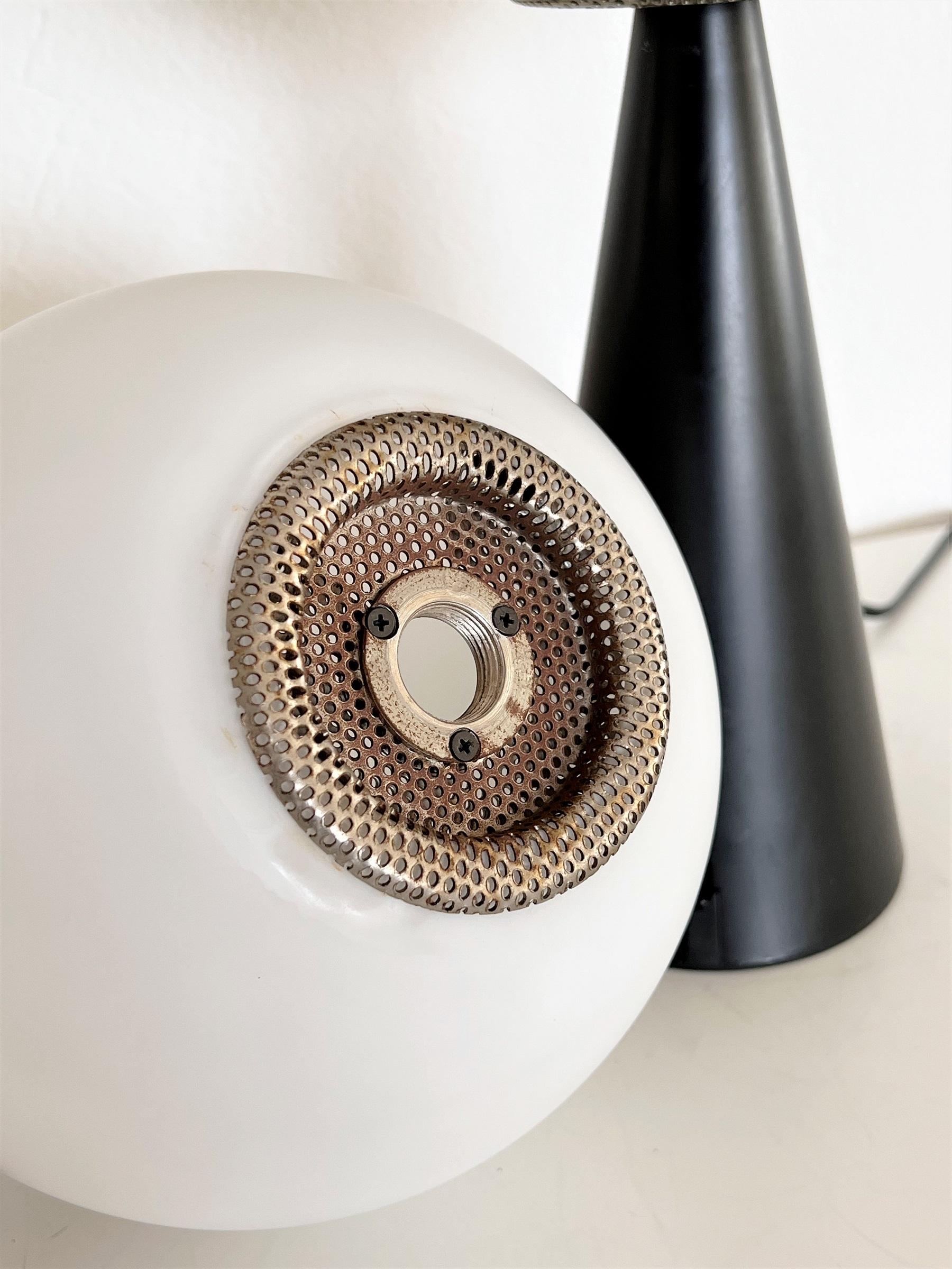 Modernistische italienische Tischlampen aus Glas und Metall von Tre Ci Luce, 1980er Jahre, 2er-Set im Angebot 1