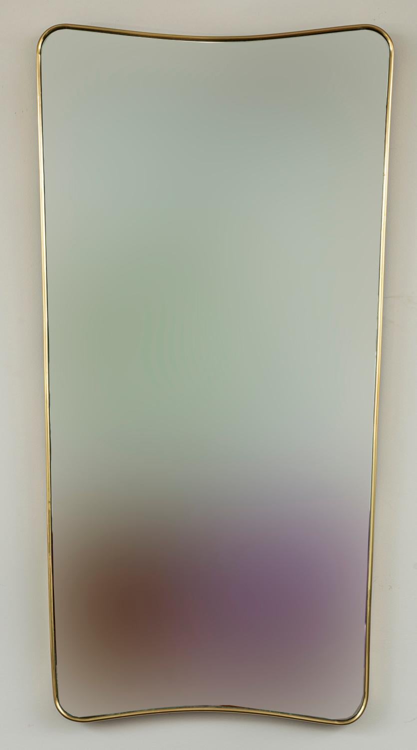 Un elegante specchio a forma di scudo affusolato e modificato con cornice in ottone non laccato. Mostrato con  vetro dall'aspetto più recente e lo schienale originale in legno massiccio.

Origine: Italia

Datazione: 1960ca

Dimensioni: Altezza 44″, 