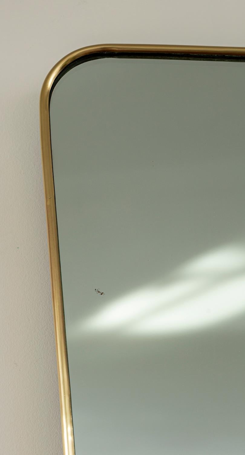 Mid-Century moderno Specchio italiano modernista a forma di scudo affusolato in ottone in vendita