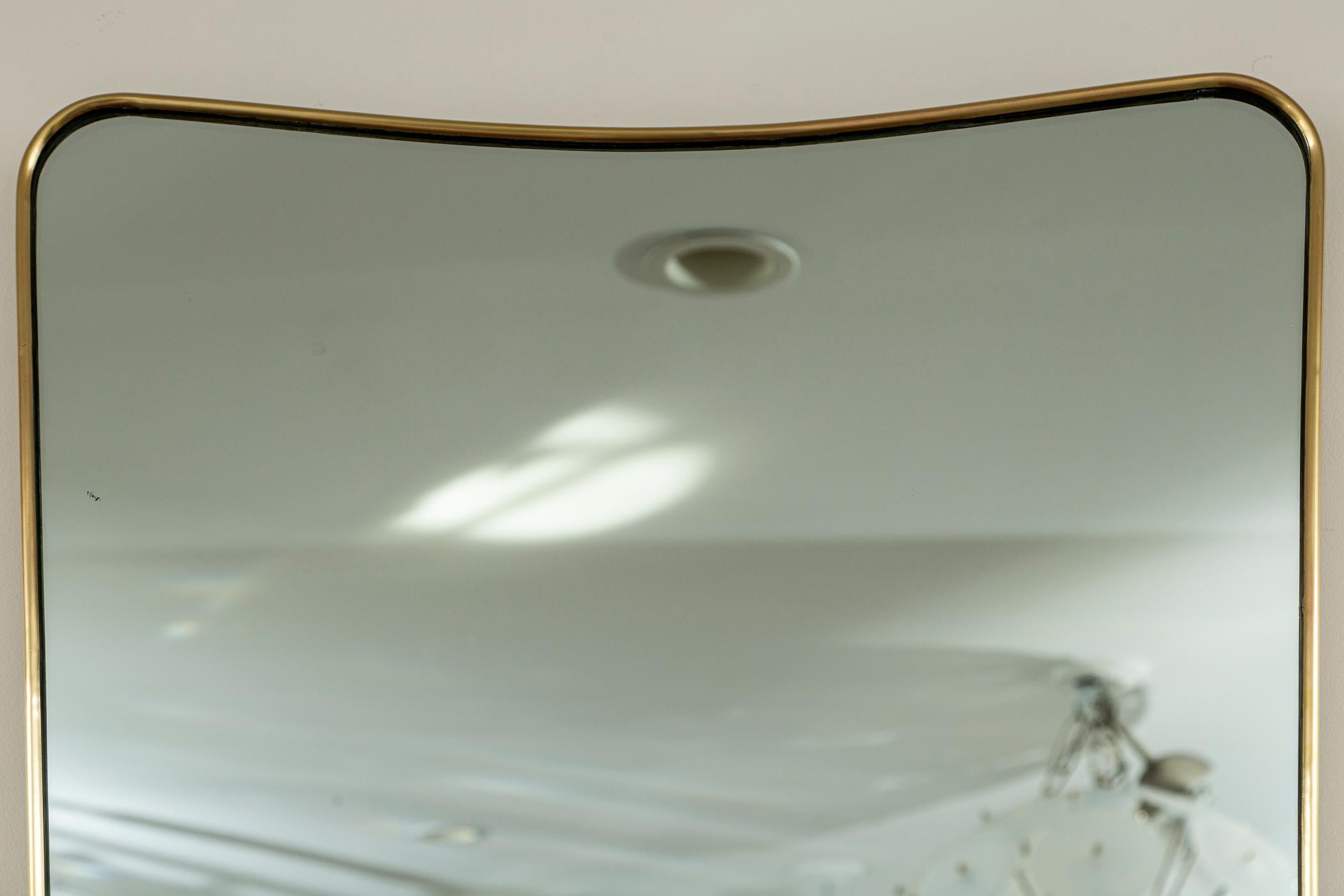 Italiano Specchio italiano modernista a forma di scudo affusolato in ottone in vendita