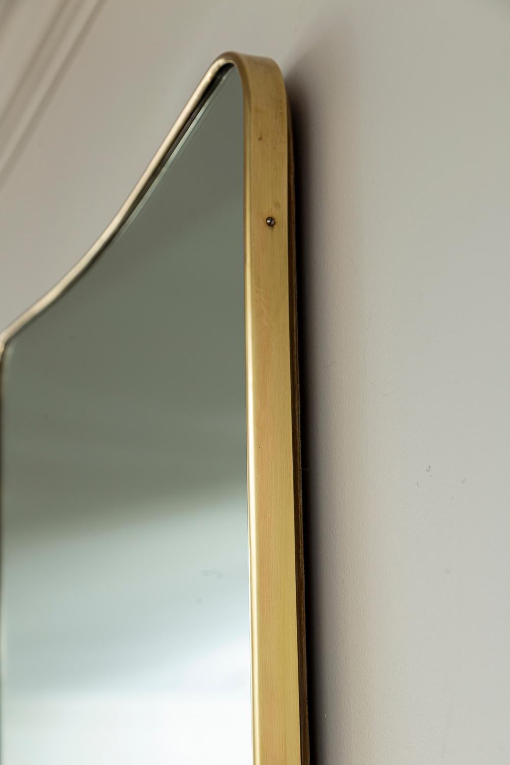 Specchio italiano modernista a forma di scudo affusolato in ottone In condizioni buone in vendita a Westport, CT