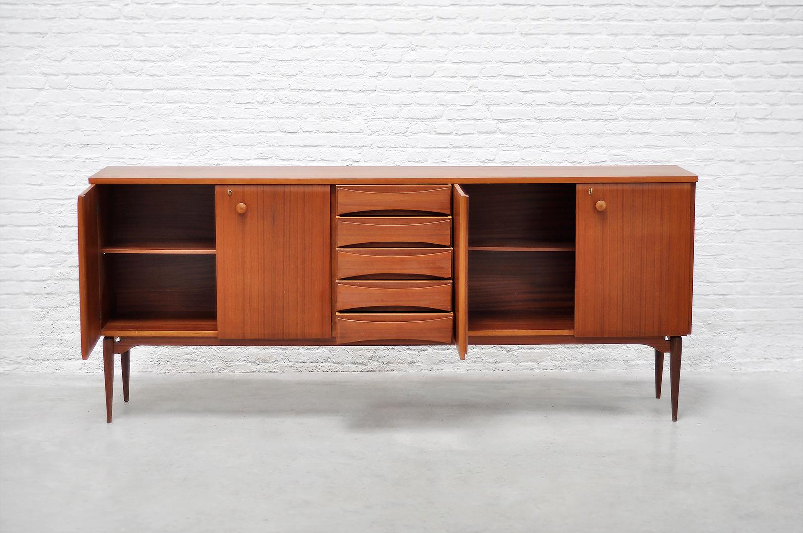 Italian Modernist Teak Sideboard Attributed to Vittorio Dassi, 1960's For Sale 2