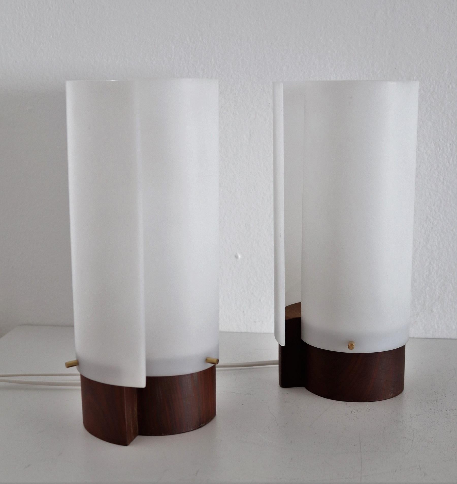 Mid-Century Modern Lampes de table modernistes italiennes en teck avec abat-jours incurvés méthacryliques, années 1950 en vente