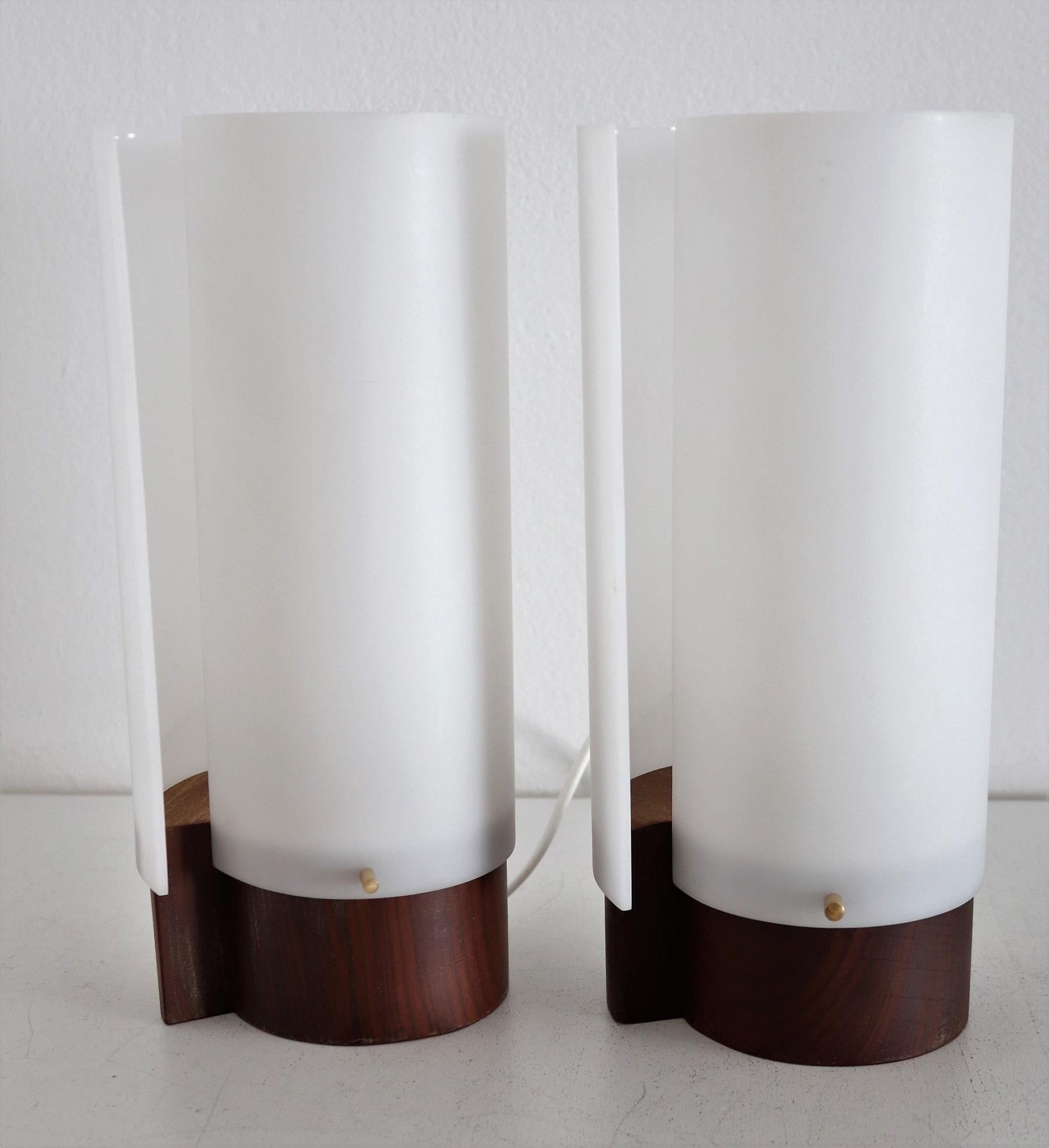 Italian Modernist Teakwood Table Lamps with Methacrylic Curved Shades, 1950s In Good Condition For Sale In Morazzone, Varese