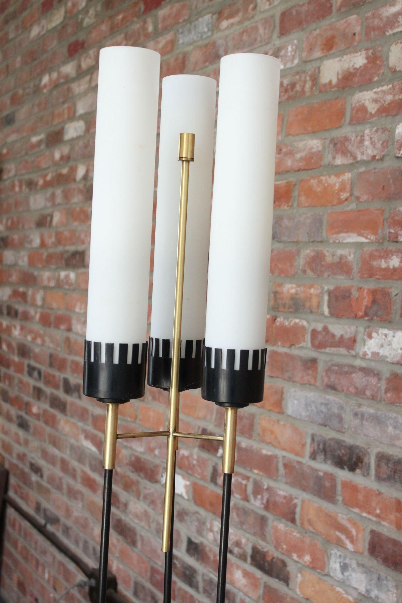 Italienische modernistische dreiflammige Stehlampe aus Glas, Messing und Metall von Stilnovo im Zustand „Gut“ im Angebot in Brooklyn, NY