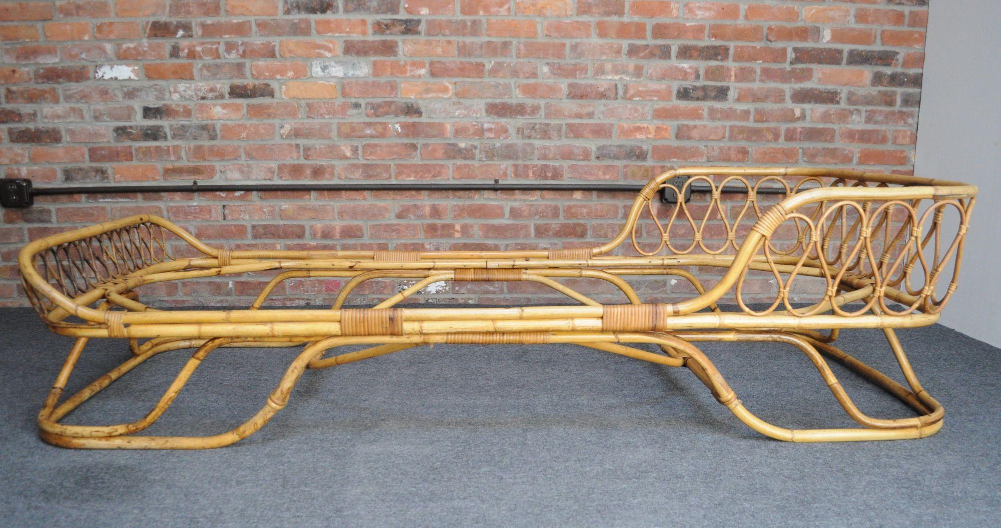 Italienisches Einzel-/Tagesbett aus Bambus, das oft Tito Agnoli für Bonacina zugeschrieben wird, aber unbestätigt/unsigniert ist (ca. 1950er Jahre, Italien).
Besteht aus einem mit Rattan umwickelten und gebogenen Bambusrahmen (weder Federn noch