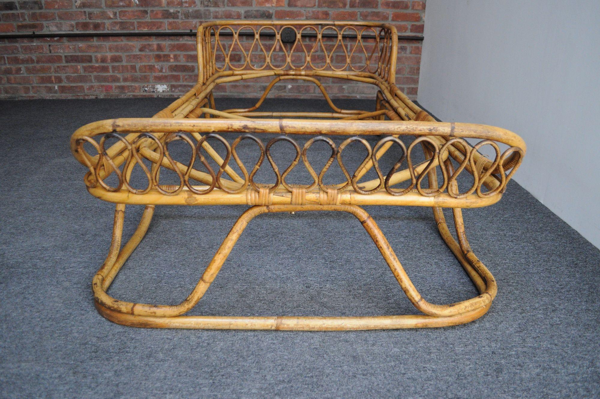 Italienisches modernistisches Tagesbett aus Rattan und Bambus im Tito-Agnoli-Stil der Moderne / Einzelbett (Moderne der Mitte des Jahrhunderts) im Angebot