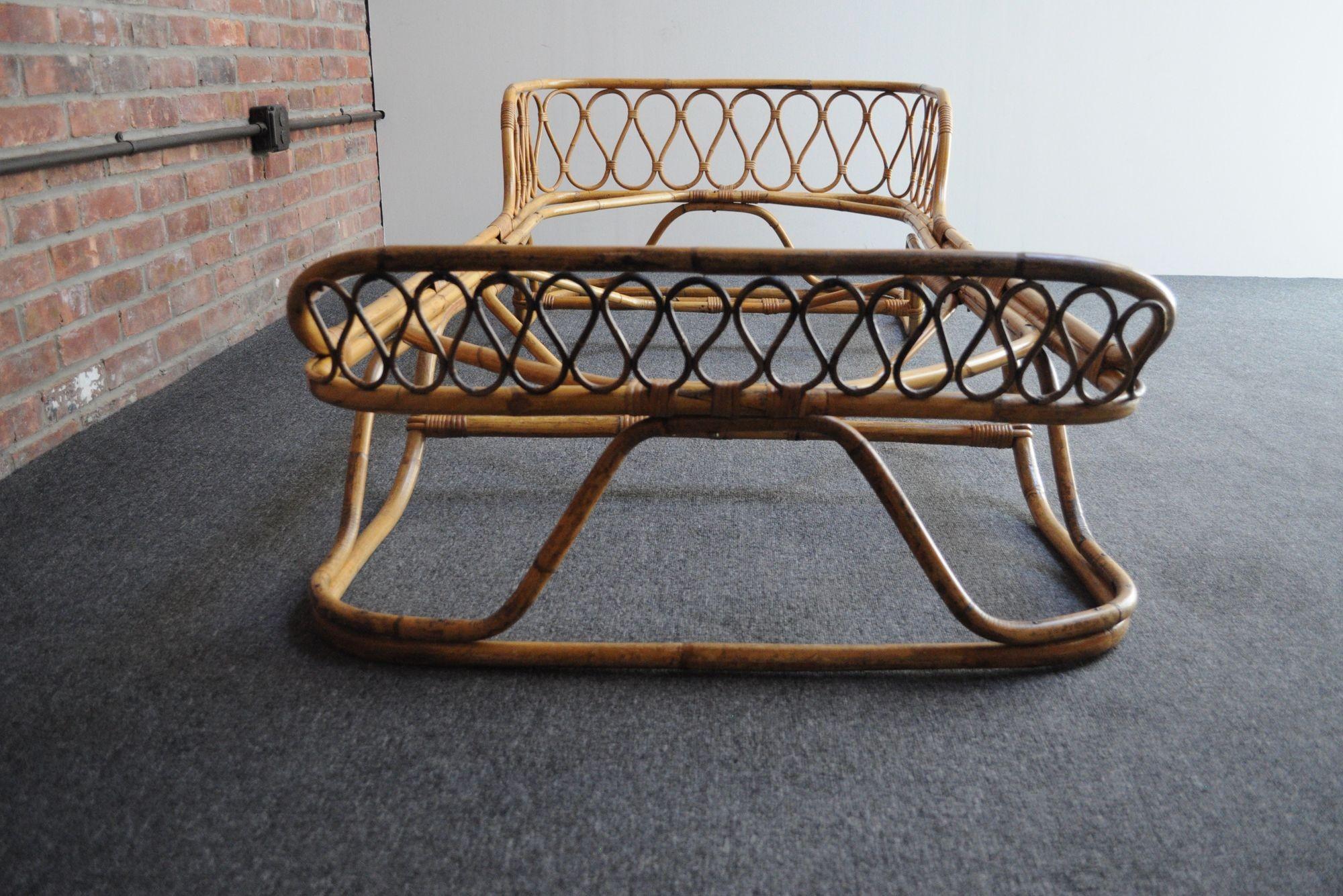 Italienisches modernistisches Tagesbett aus Rattan und Bambus im Tito-Agnoli-Stil der Moderne / Einzelbett (Mitte des 20. Jahrhunderts) im Angebot