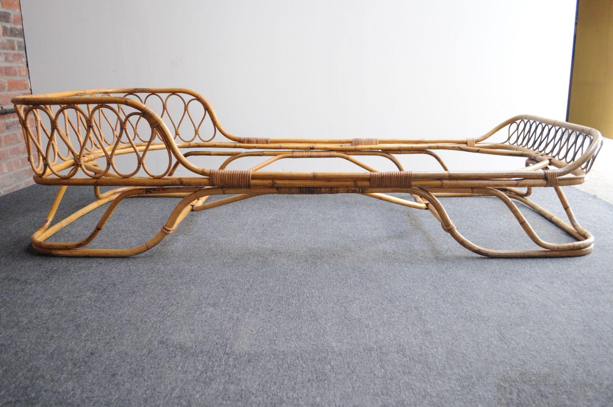 Italienisches modernistisches Tagesbett aus Rattan und Bambus im Tito-Agnoli-Stil der Moderne / Einzelbett im Angebot 1