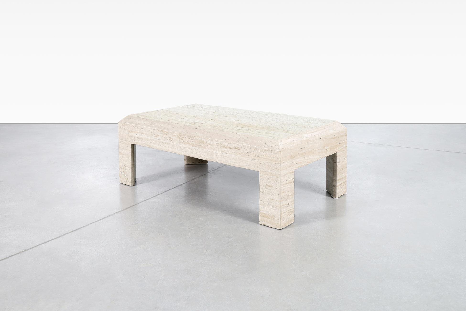 Magnifique table basse moderniste italienne en travertin conçue en Italie, vers les années 1970. La combinaison des minéraux naturels qui composent la pierre de travertin s'écoule magnifiquement à travers les tables. La table est dotée d'un plateau